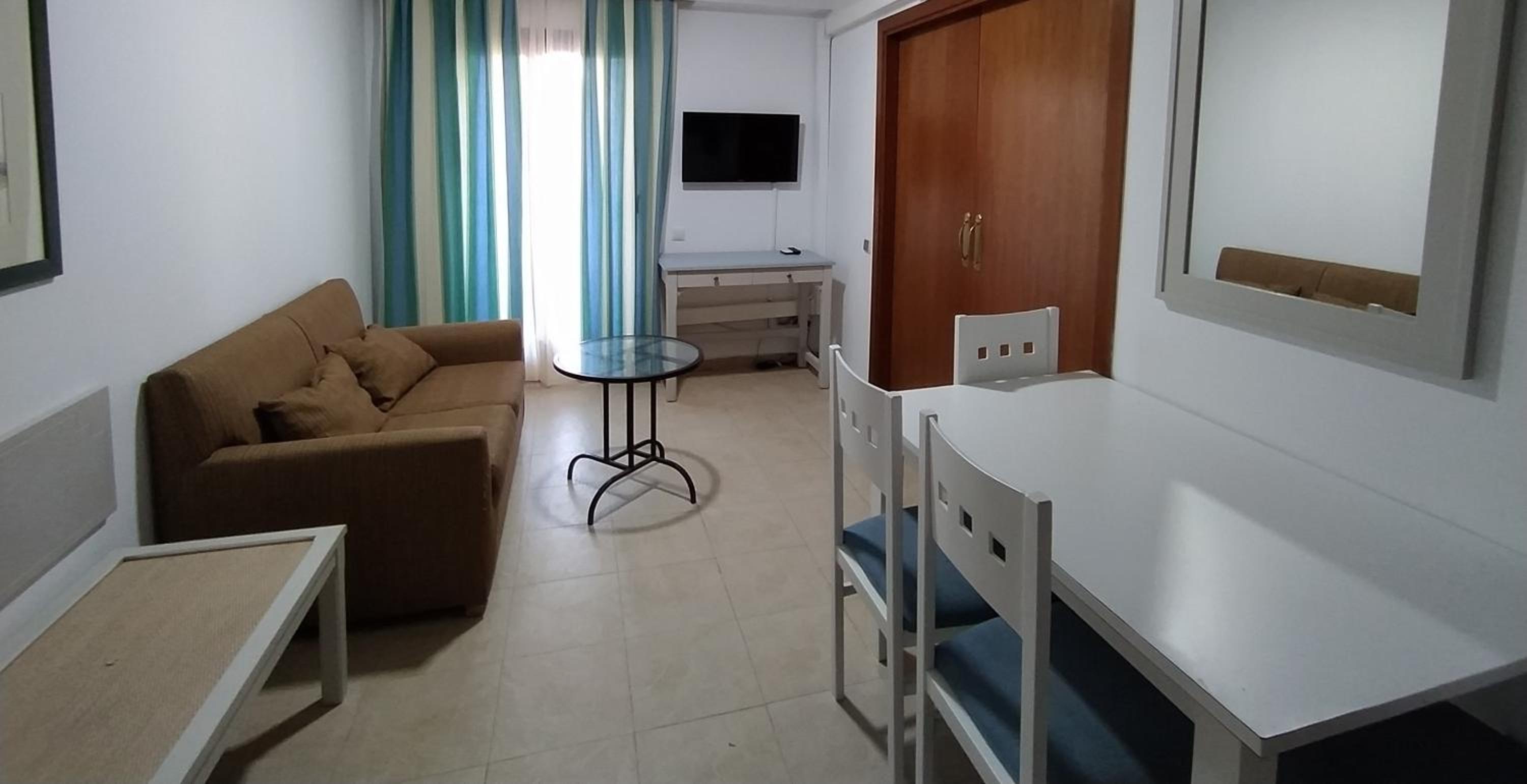 APARTAMENTO DOS DORMITORIOS VISTAS JARDÍN