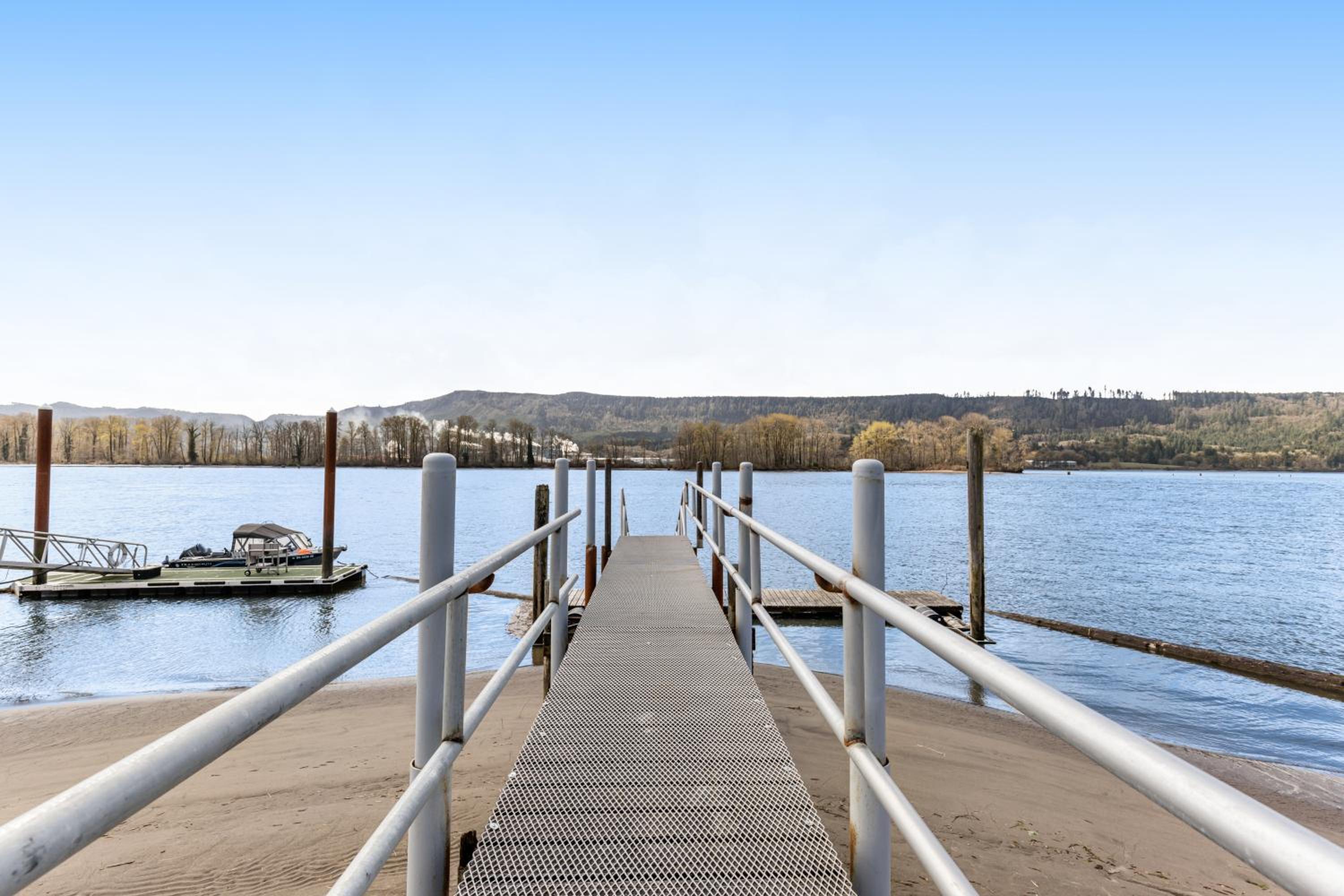 Private Dock! Escape on the River in Cathlamet