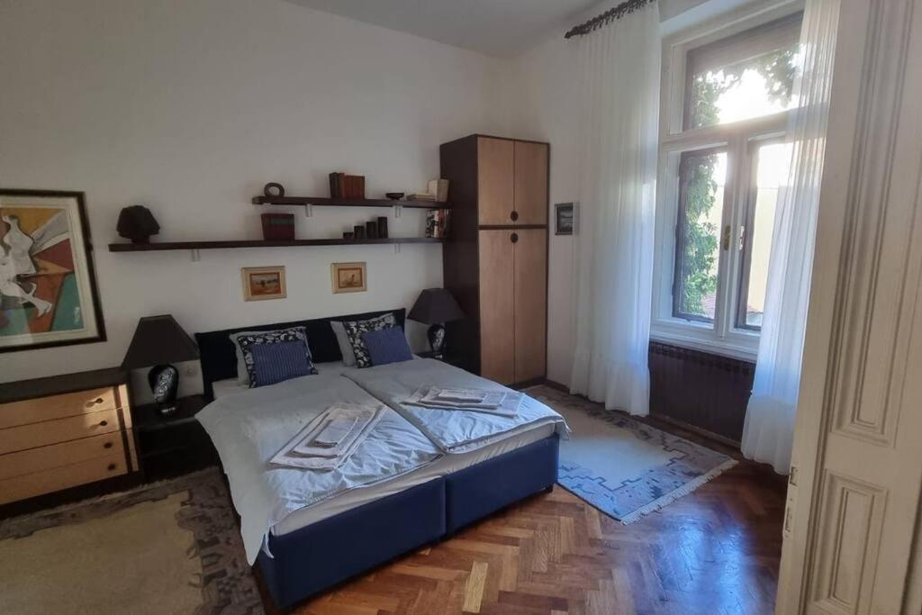 Olden House-Central Apartment-Parking view 2