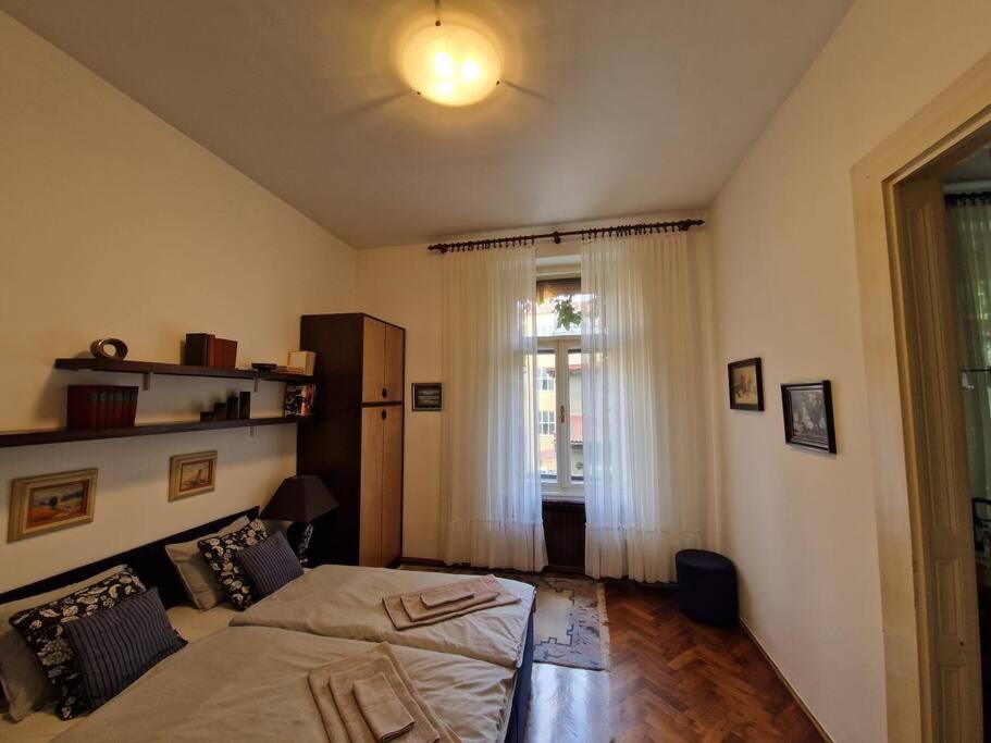 Olden House-Central Apartment-Parking view 5
