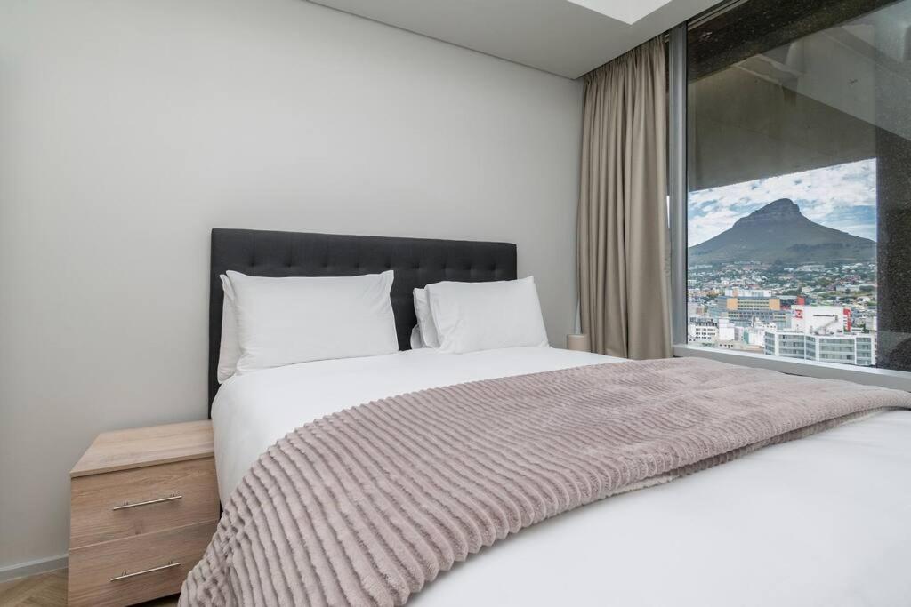 Stunning two bed, amazing views view 3