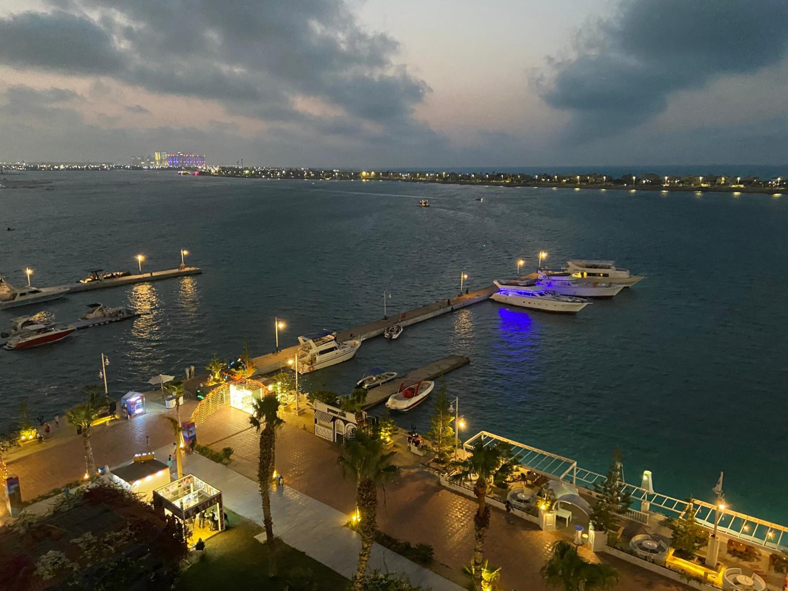 Executive Royal Tower Apartments - Sky Lounge