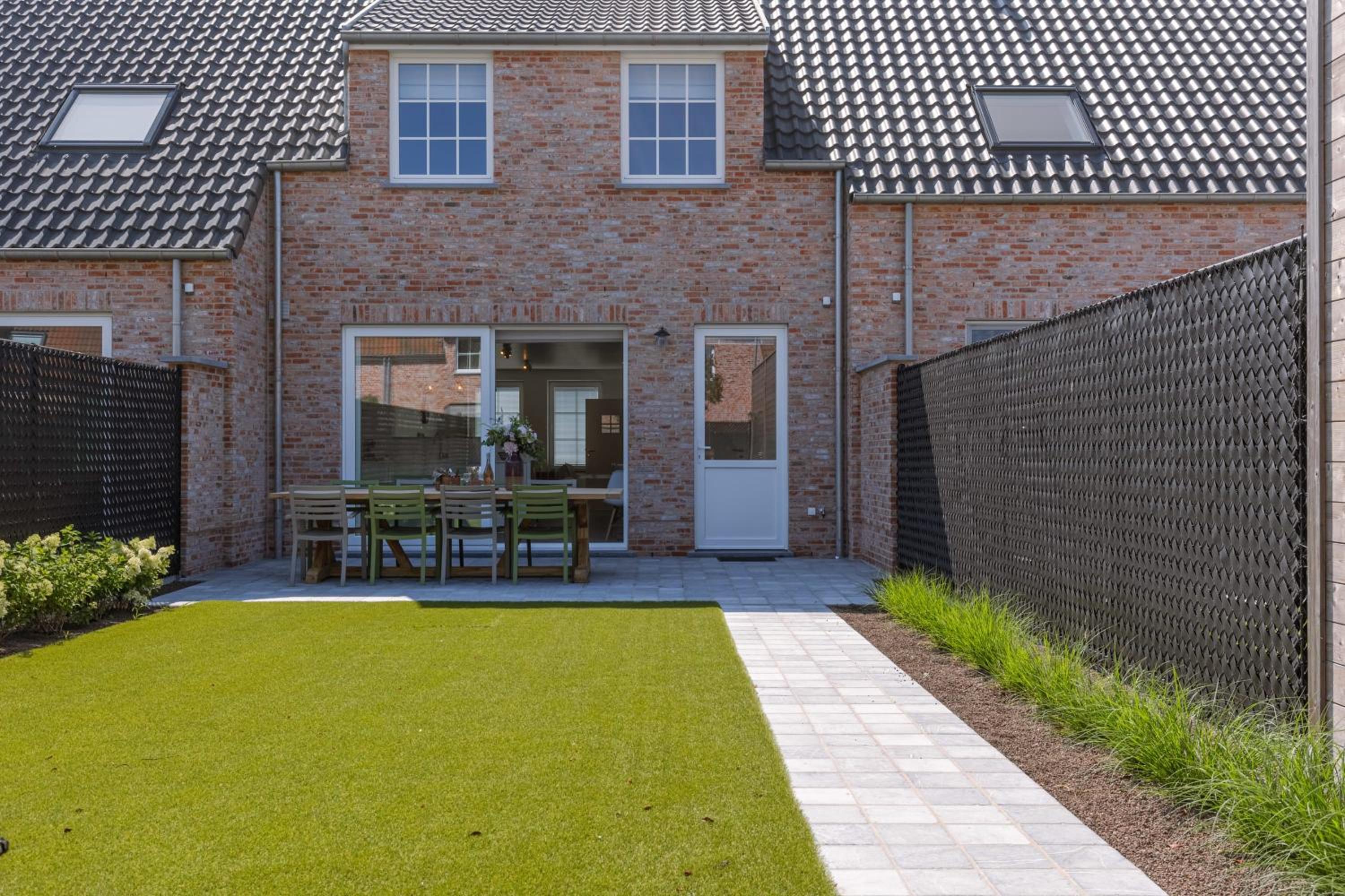 Modern house JULIE with spacious garden and garage