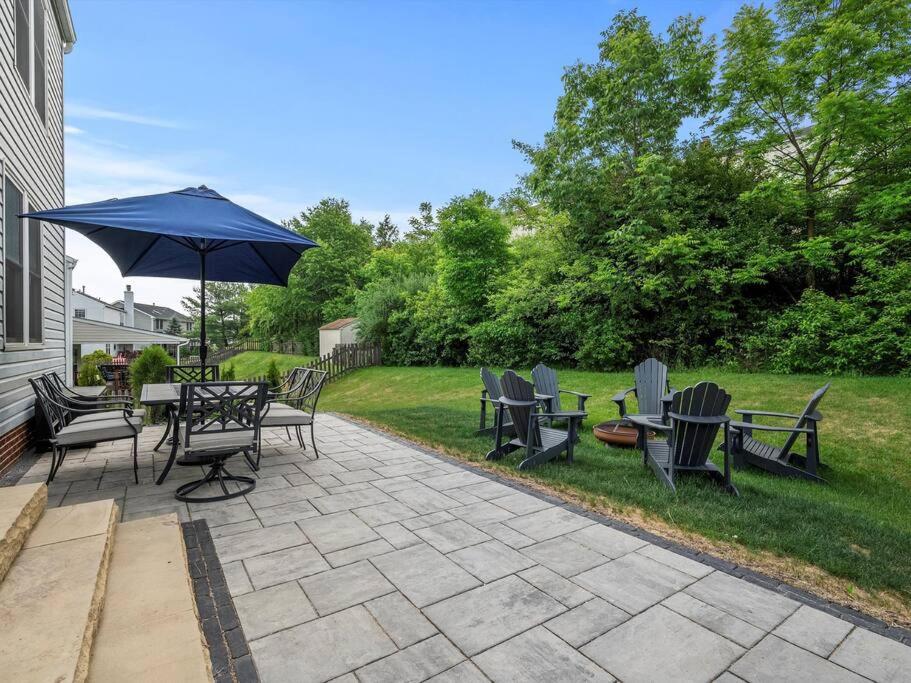 Modern and Stylish 5 Bedroom Home in Cranberry/Pittsburg view 2