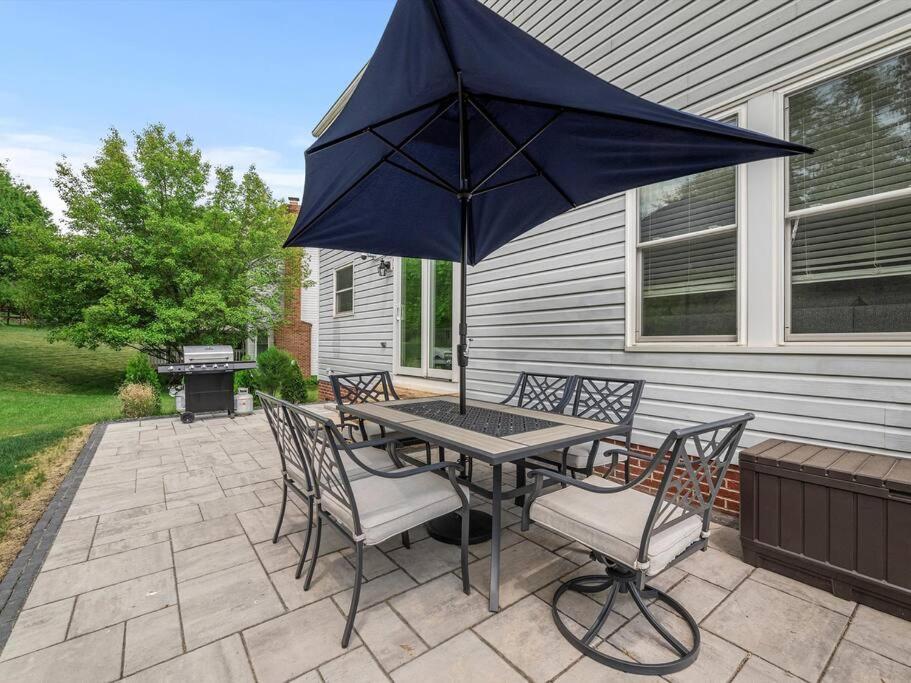 Modern and Stylish 5 Bedroom Home in Cranberry/Pittsburg view 3