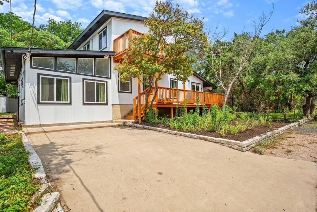 Lux Lake Travis view 3