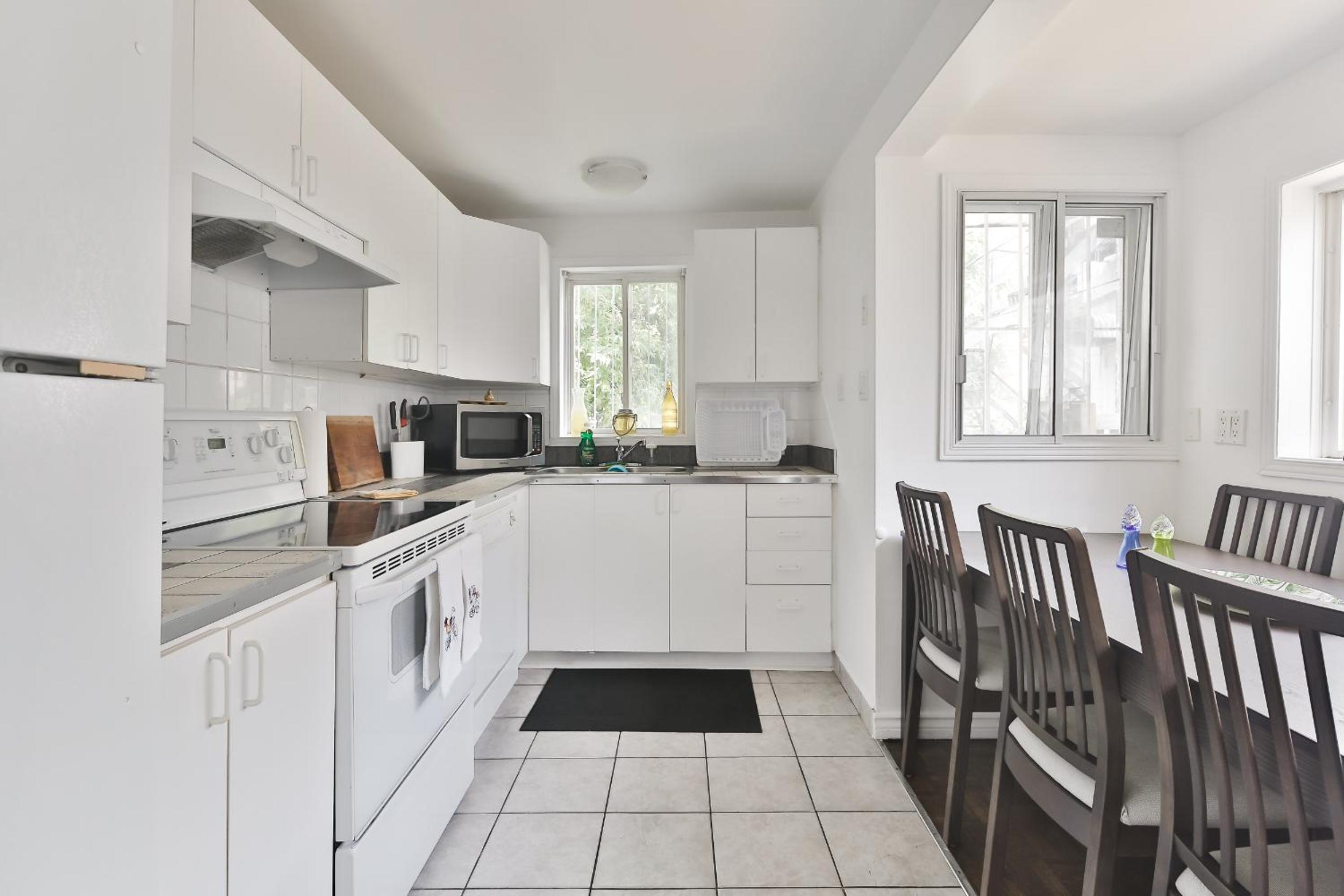 250 METERS to METRO BERRI UQAM - Spacious fully equipped APARTMENTS - 1 FREE PARKING per unit - in-unit Washer & Dryer - fully stocked KITCHEN - WORKSPACE 