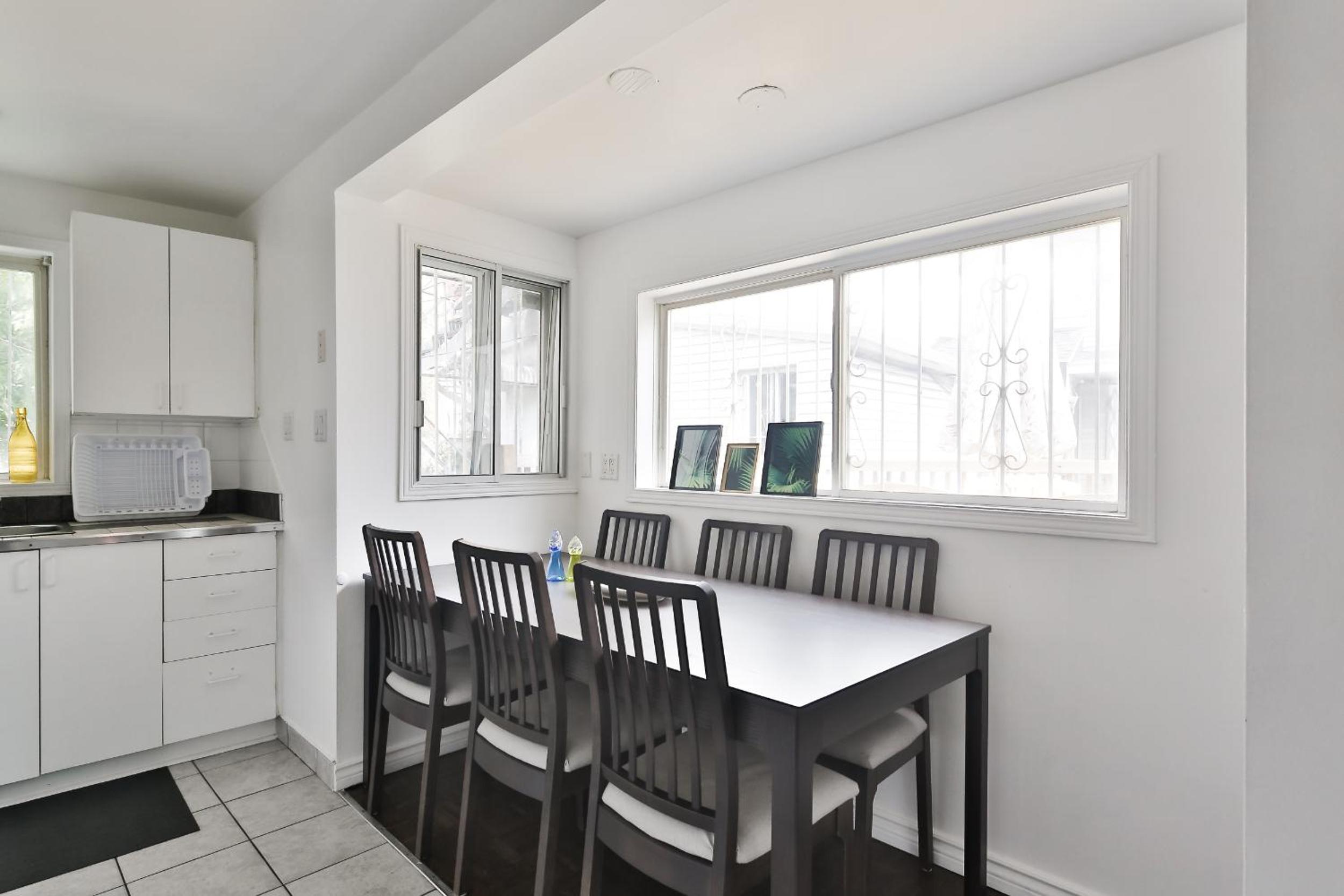 250 METERS to METRO BERRI UQAM - Spacious fully equipped APARTMENTS - 1 FREE PARKING per unit - in-unit Washer & Dryer - fully stocked KITCHEN - WORKSPACE 