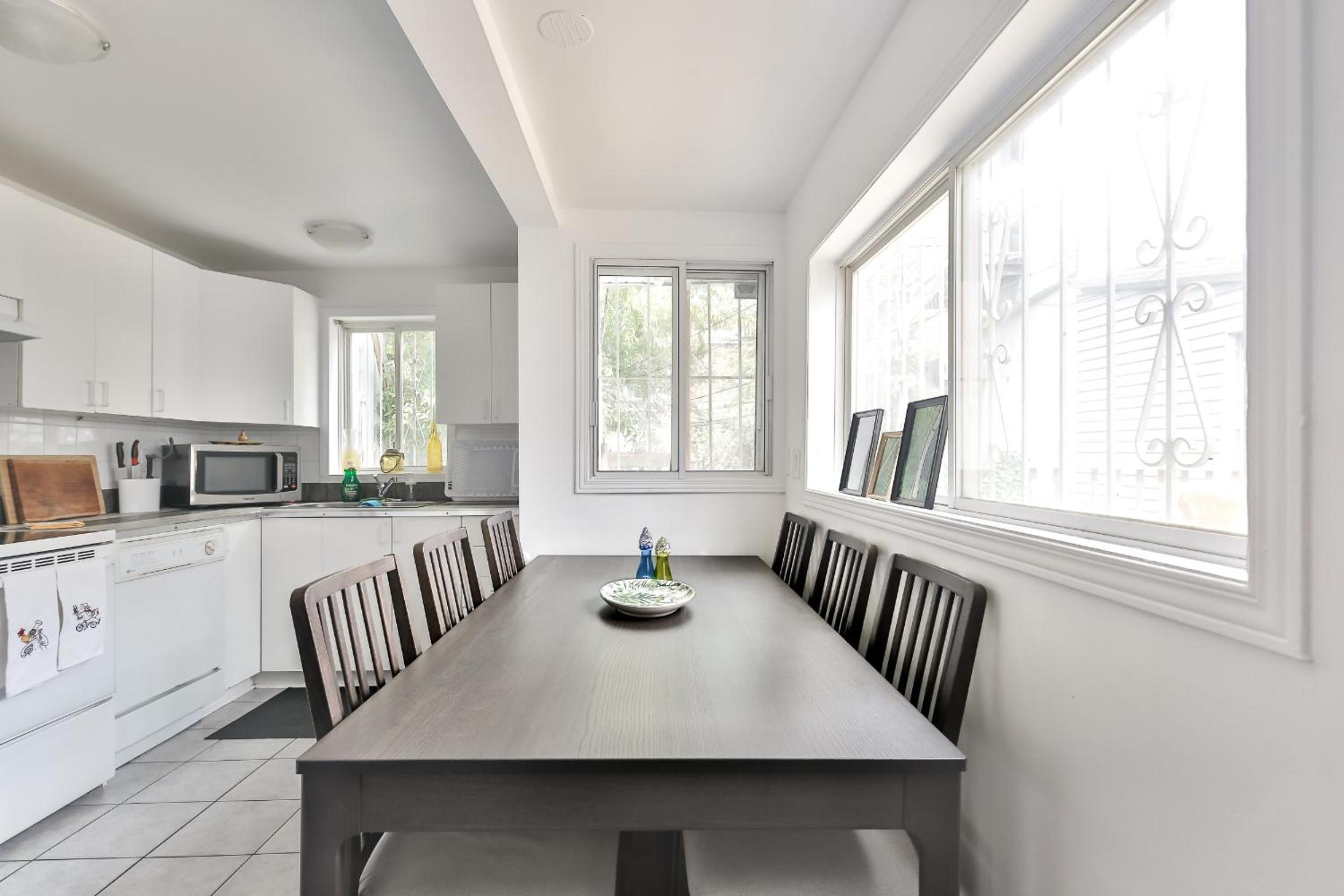 250 METERS to METRO BERRI UQAM - Spacious fully equipped APARTMENTS - 1 FREE PARKING per unit - in-unit Washer & Dryer - fully stocked KITCHEN - WORKSPACE 