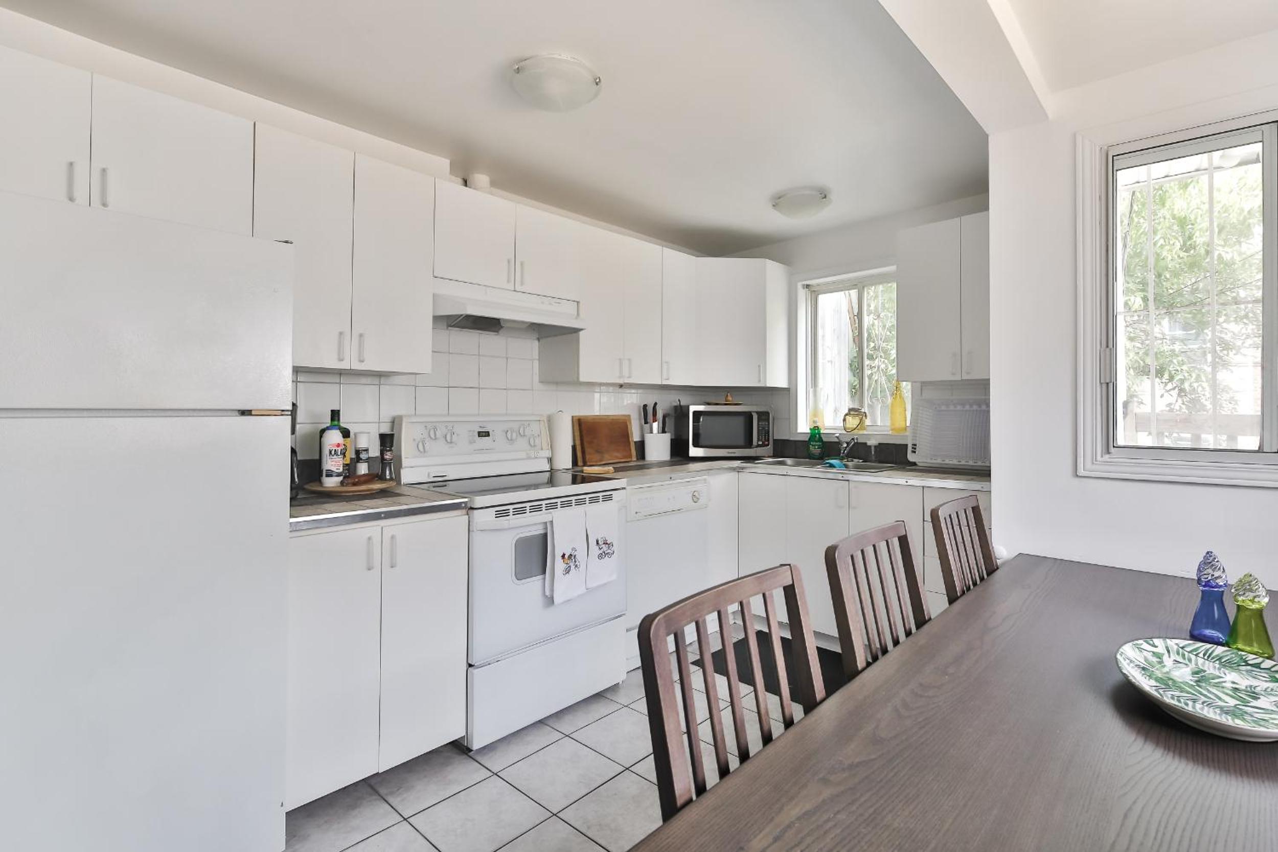 250 METERS to METRO BERRI UQAM - Spacious fully equipped APARTMENTS - 1 FREE PARKING per unit - in-unit Washer & Dryer - fully stocked KITCHEN - WORKSPACE 