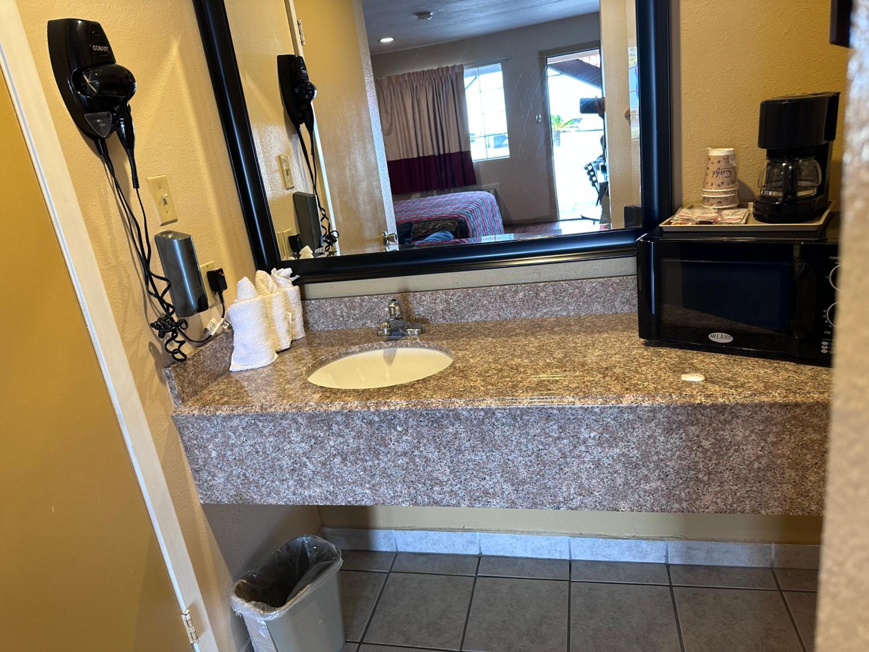 Hammond Vacations - Colonial Inn Hammond - Property Image 6