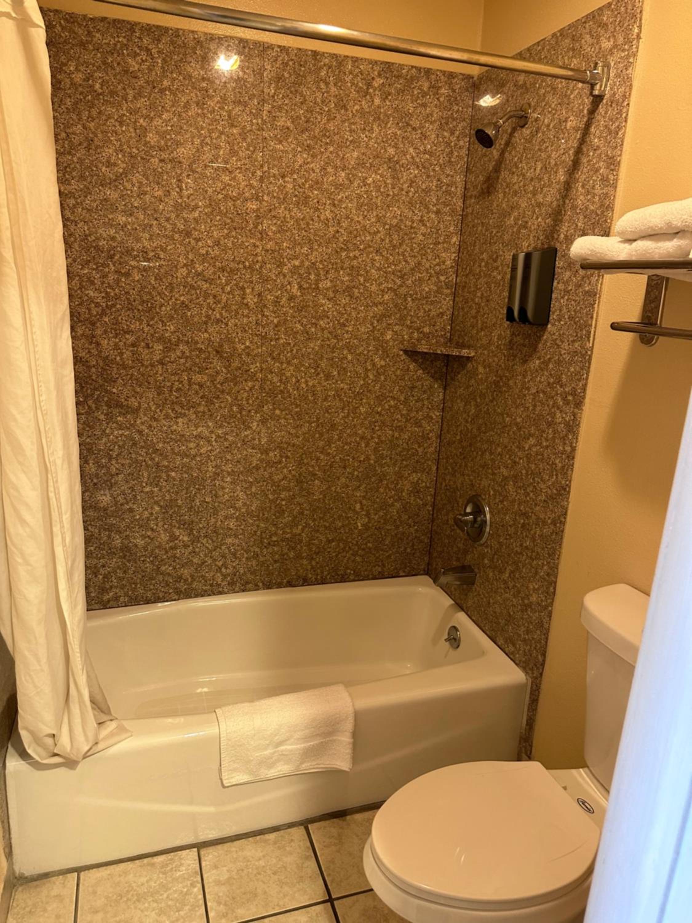 Hammond Vacations - Colonial Inn Hammond - Property Image 12