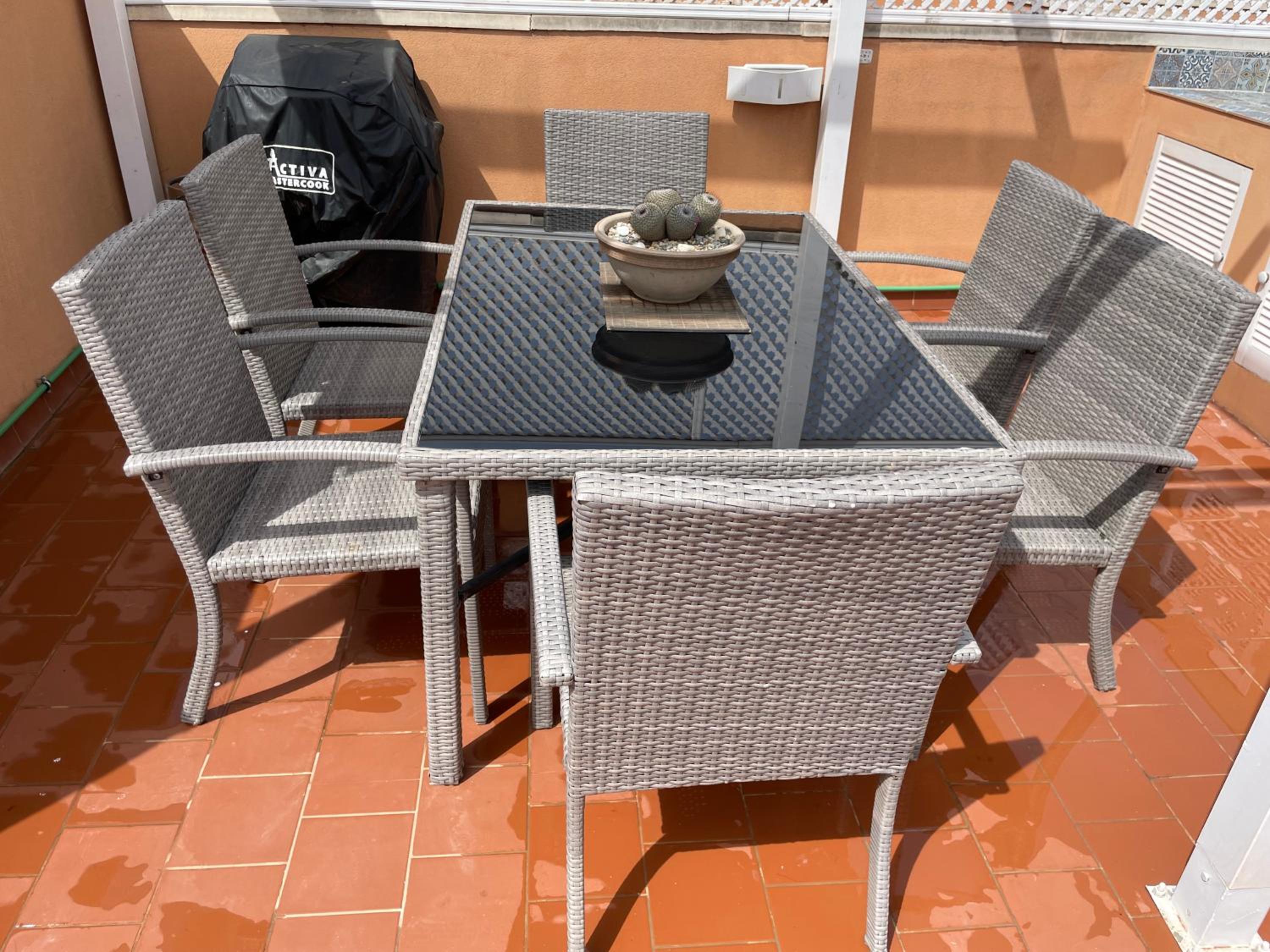 Bright & Airy Sea View Apartment view 3