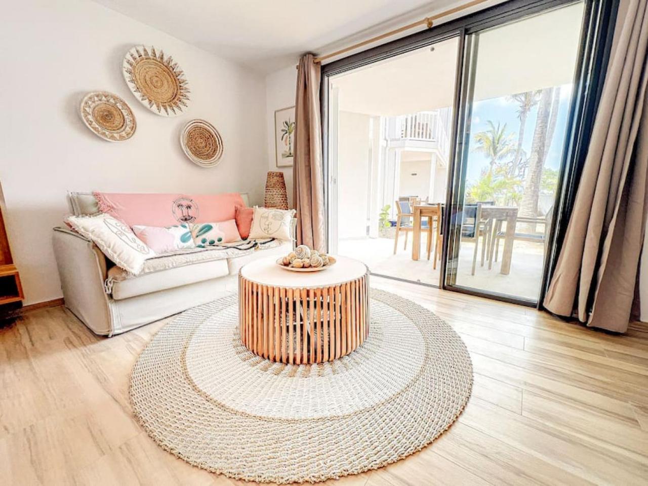Hello Summer large studio on Orient Bay beach
