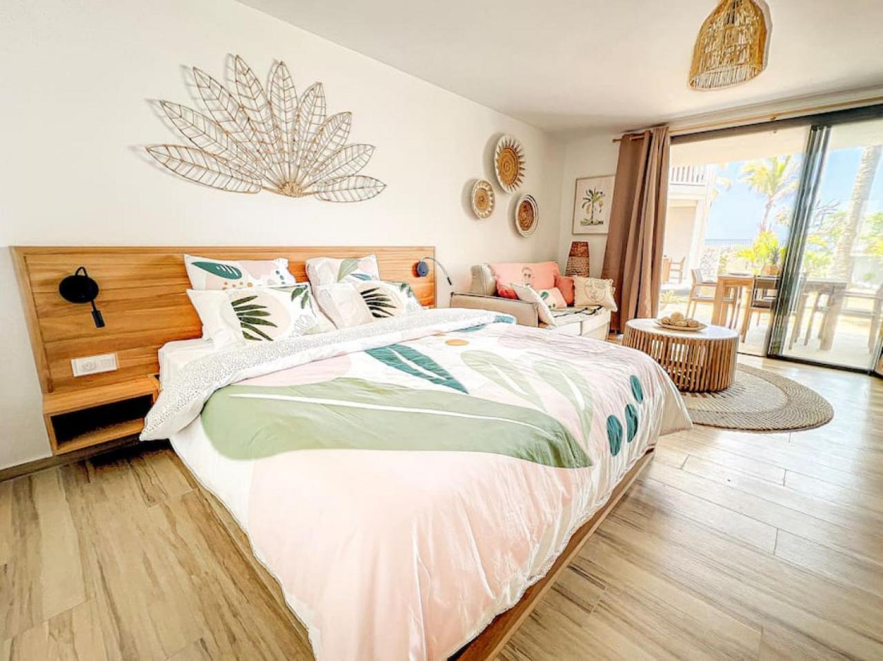 Hello Summer large studio on Orient Bay beach