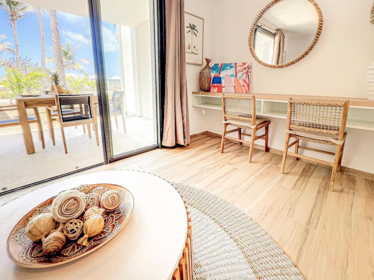 Hello Summer large studio on Orient Bay beach
