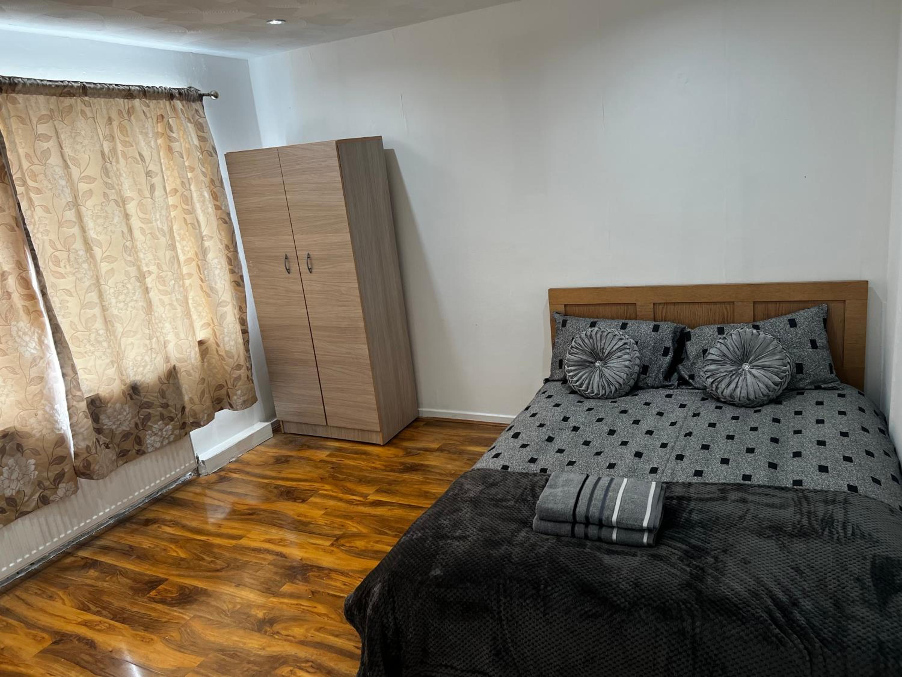 Good priced Accommodation in Hayes view 5