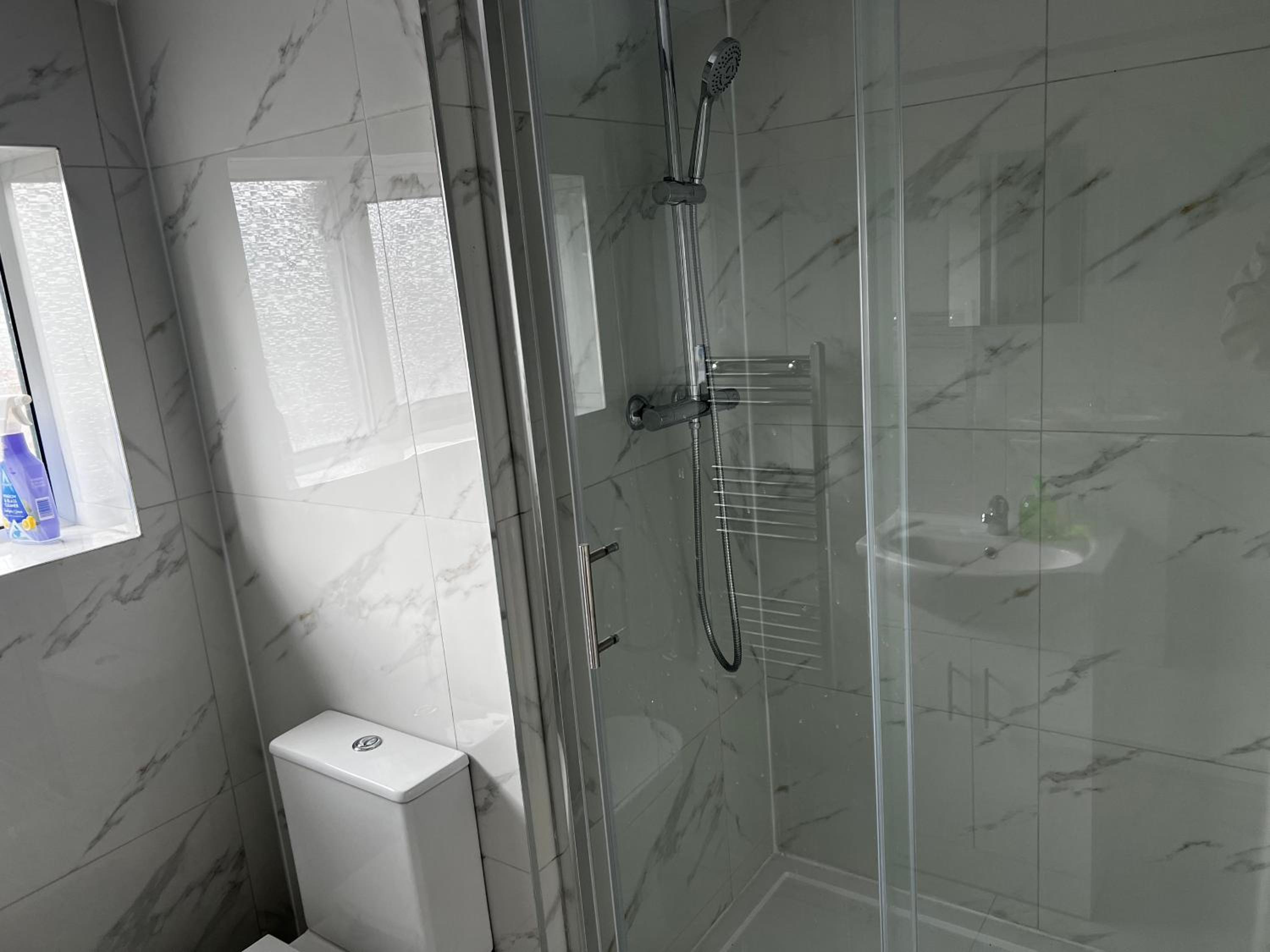 Good priced Accommodation in Hayes view 4