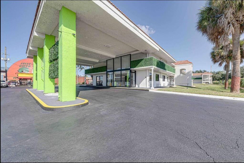 Travel Lodge by Wyndham 10 min from Disney view 4