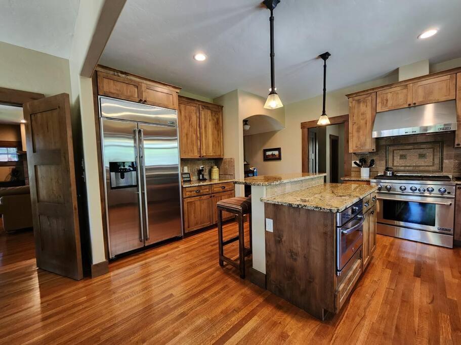 Beautiful Mountain Home view 4