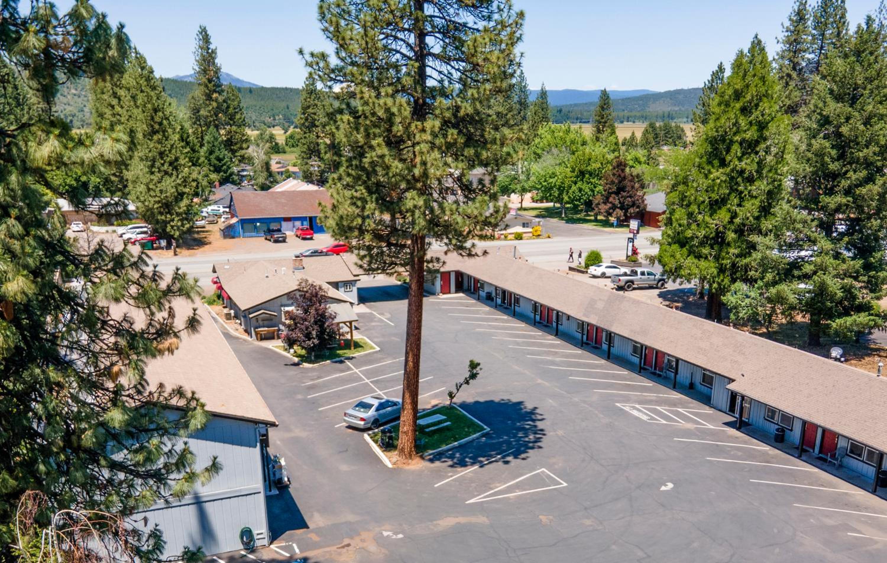 Charm Motel & Suites