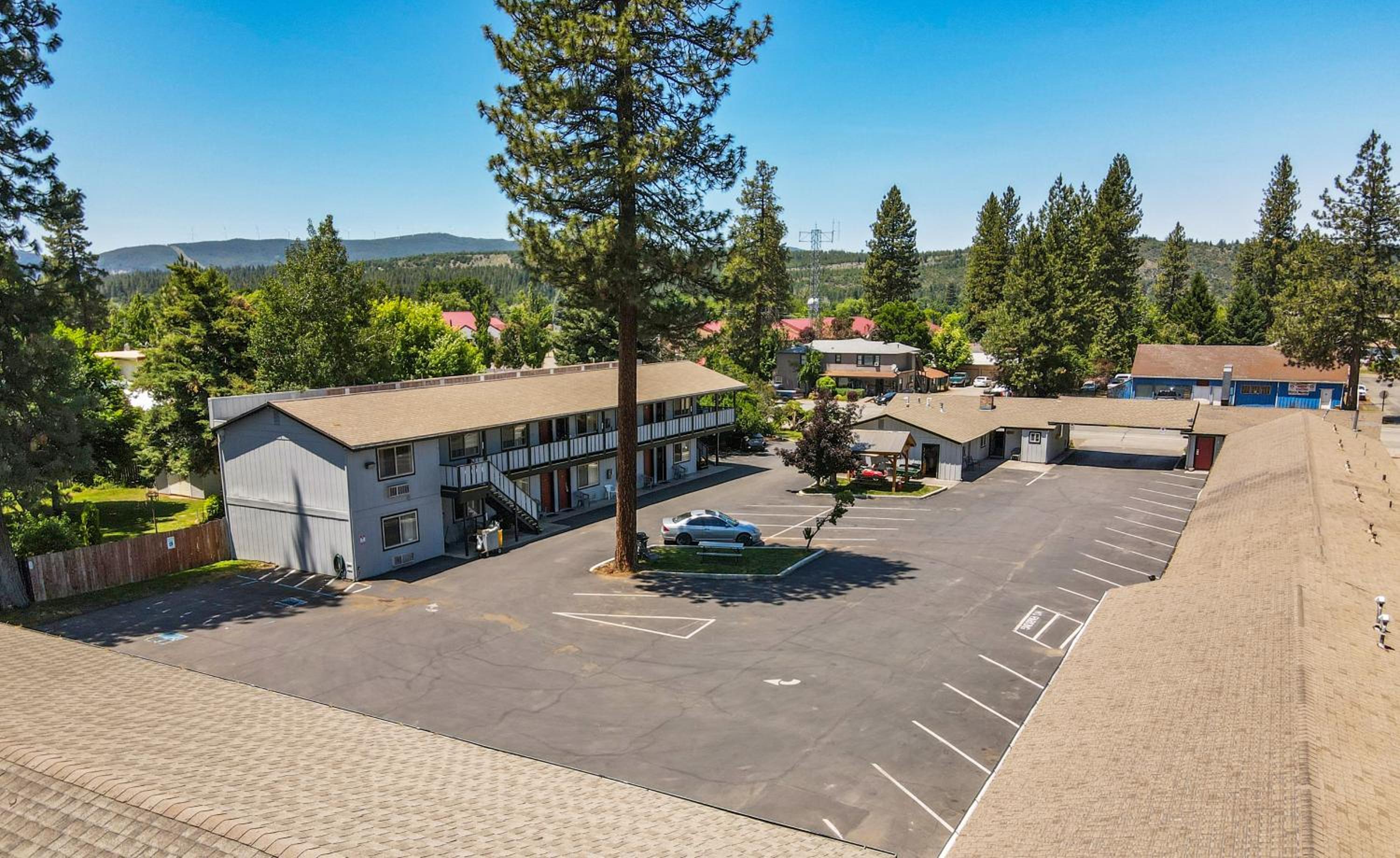 Charm Motel & Suites