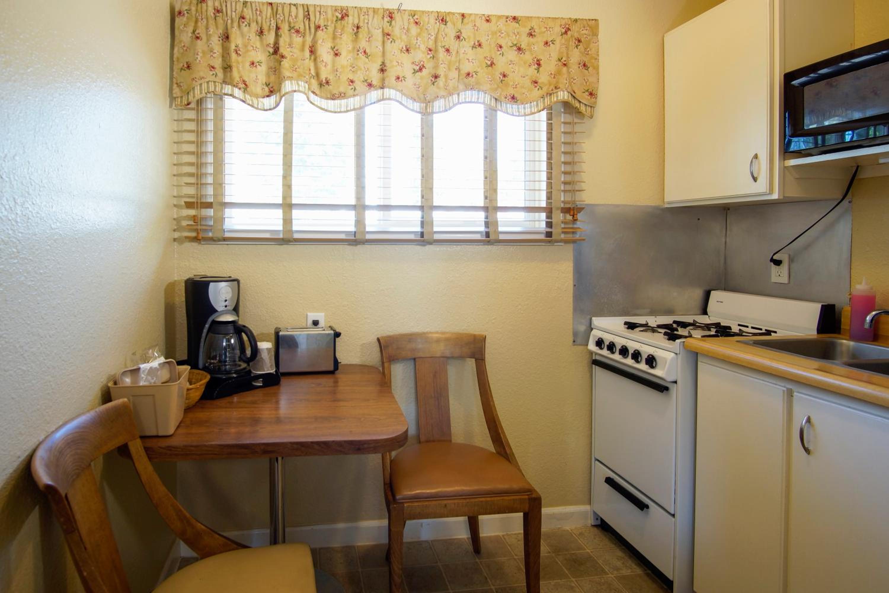 Charm Motel & Suites