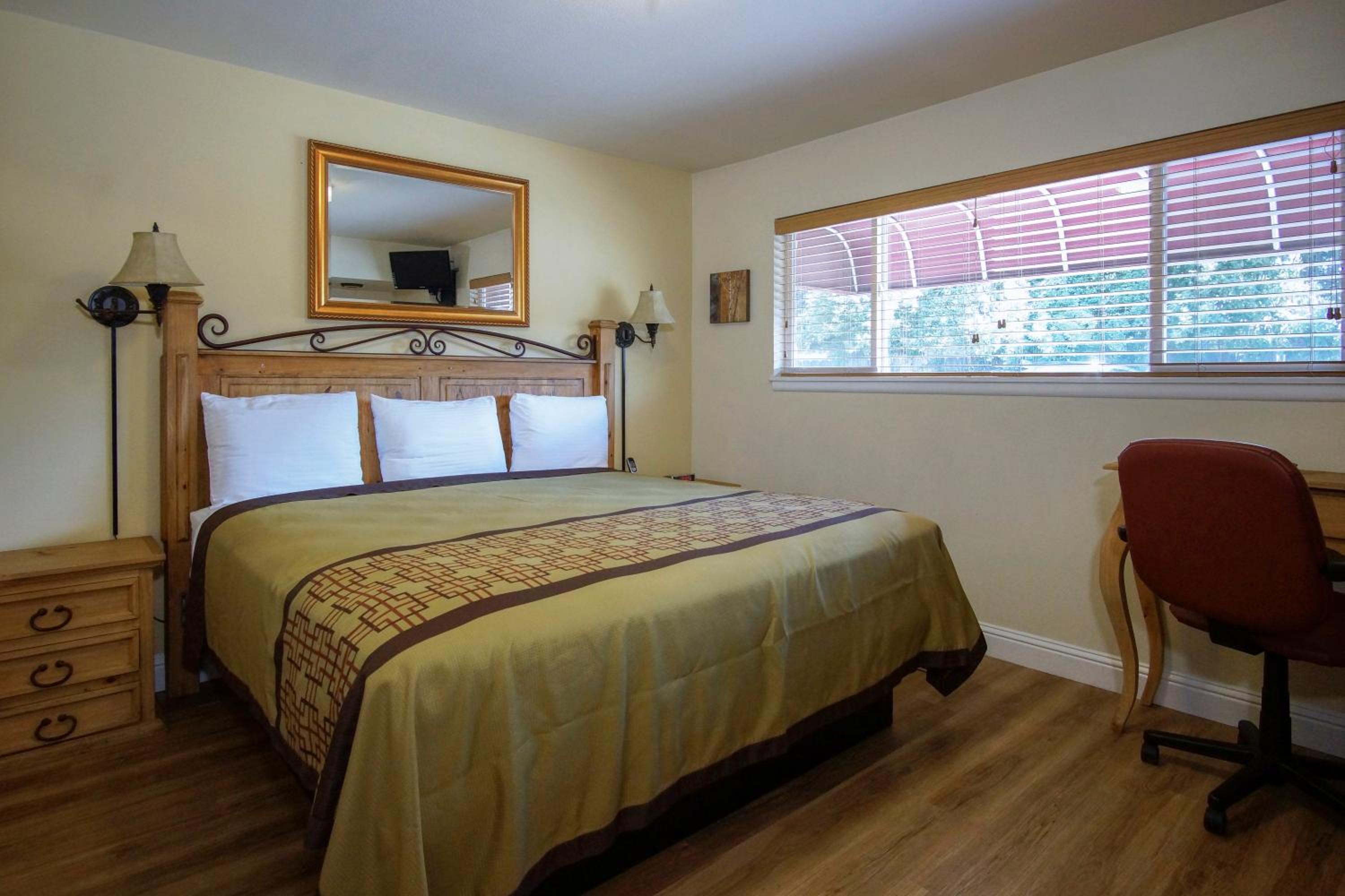 Charm Motel & Suites
