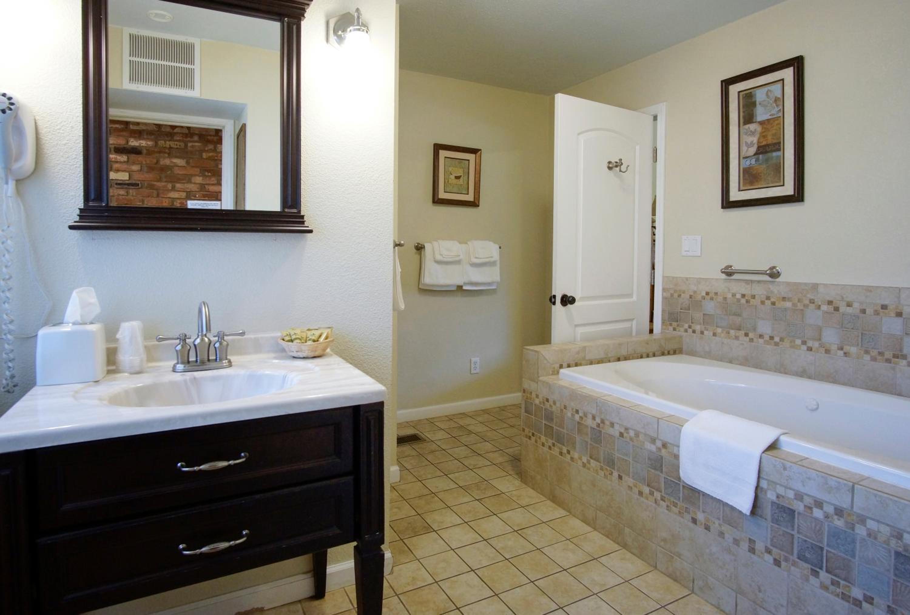 Charm Motel & Suites