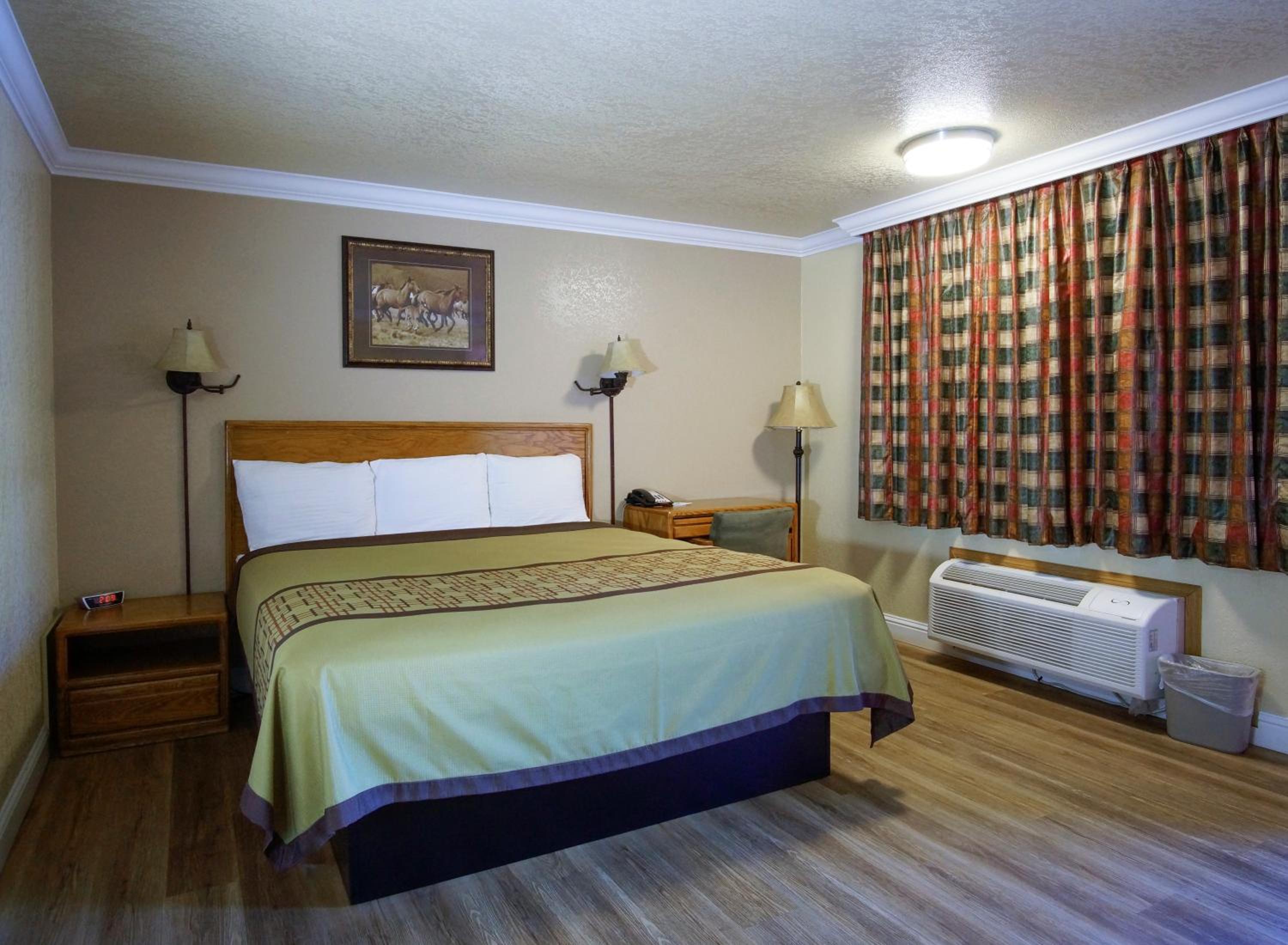 Charm Motel & Suites