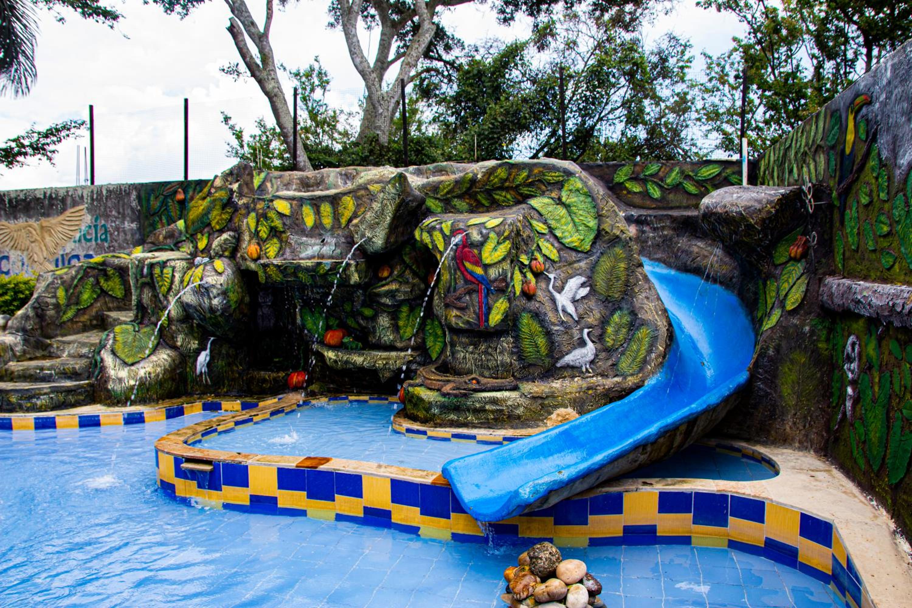 CABAÑA FAMILIAR en EcoparqueChinauta, PISCINA, GRANJA, JUEGOS, PESCA, RESTAURANTE