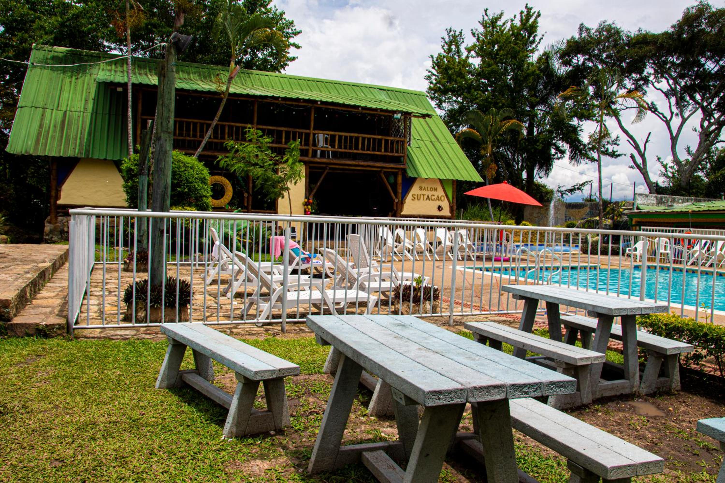 CABAÑA FAMILIAR en EcoparqueChinauta, PISCINA, GRANJA, JUEGOS, PESCA, RESTAURANTE