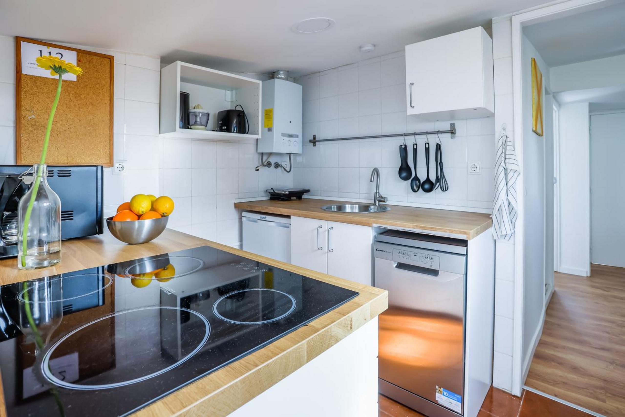 Cozy 3 Bedroom Apt in lively Bairro Alto view 2