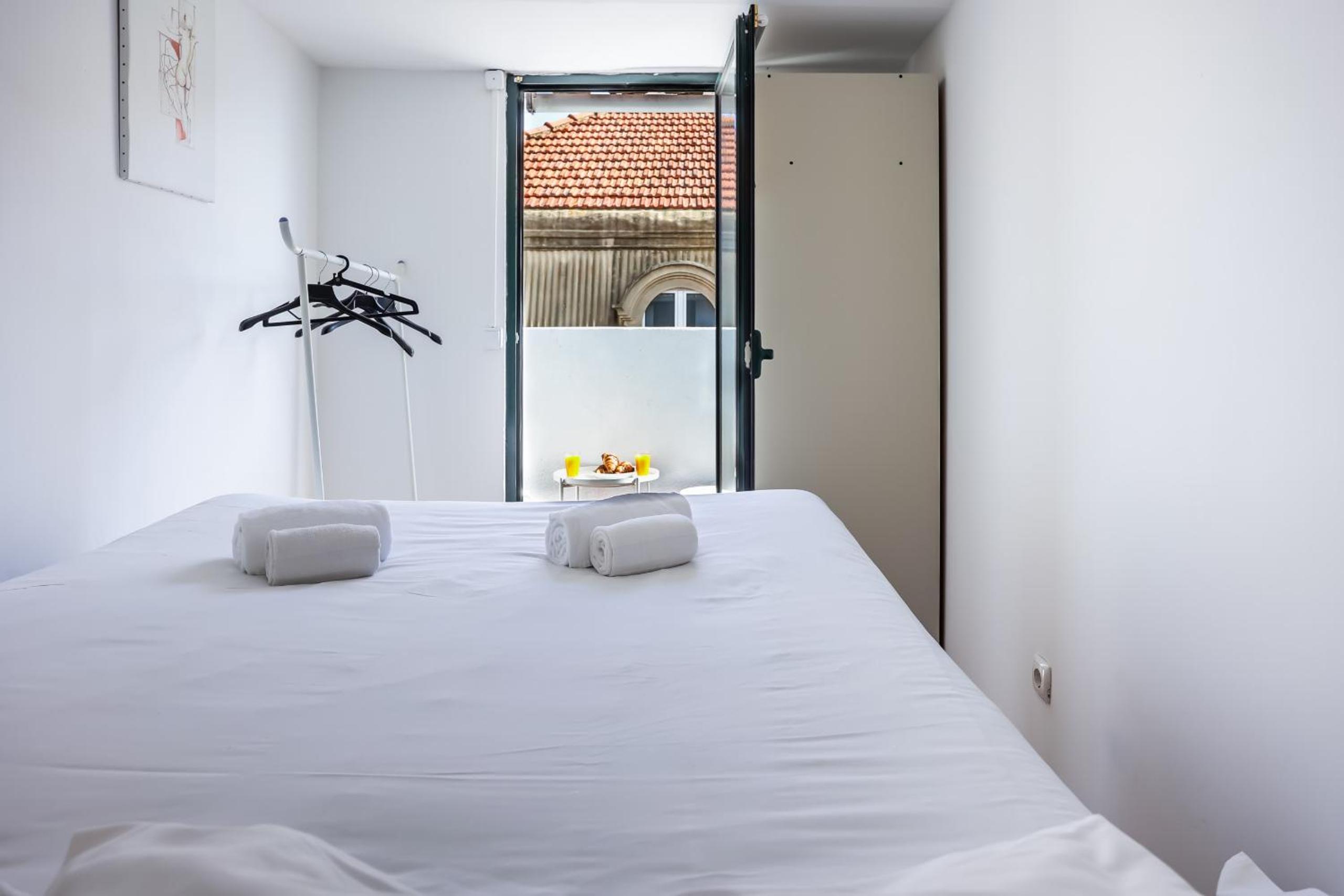 Cozy 3 Bedroom Apt in lively Bairro Alto view 3