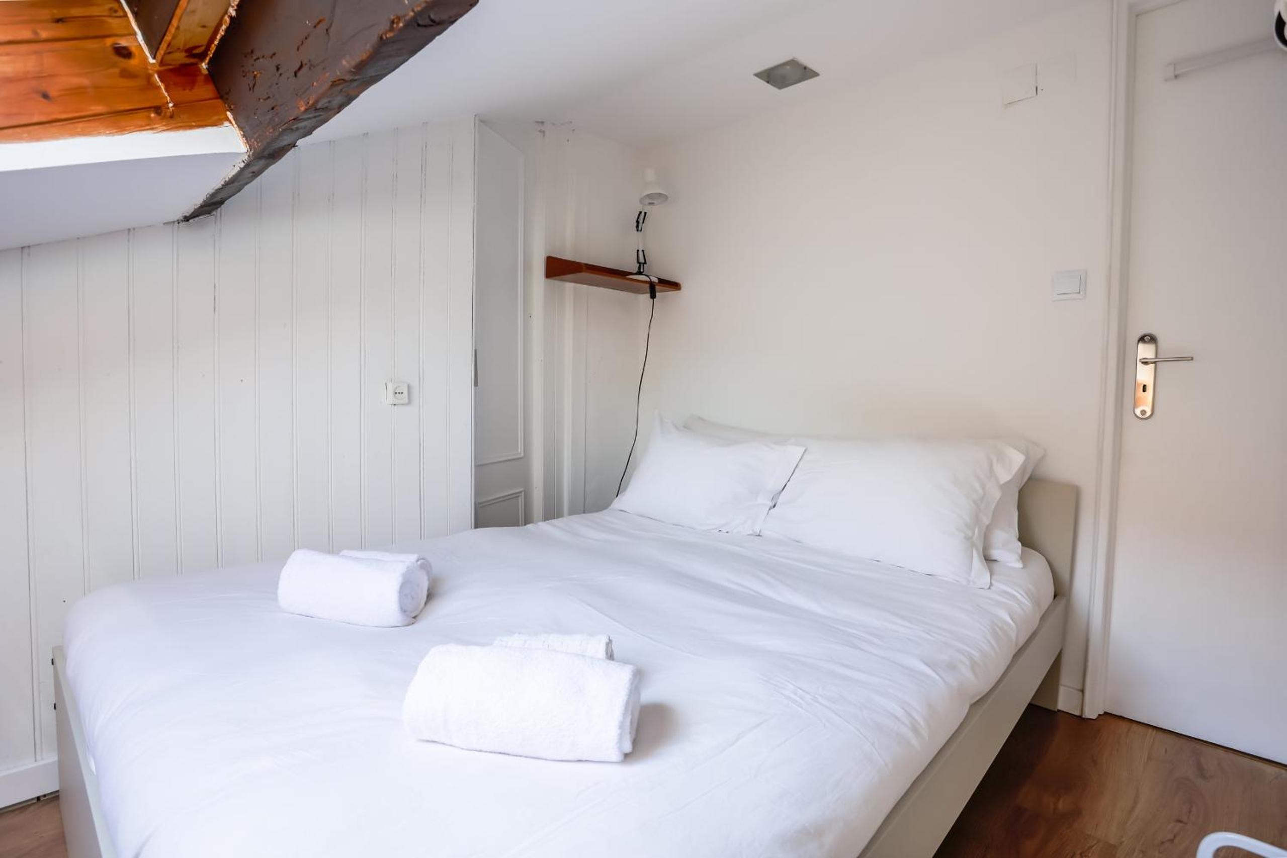 Cozy 3 Bedroom Apt in lively Bairro Alto view 5