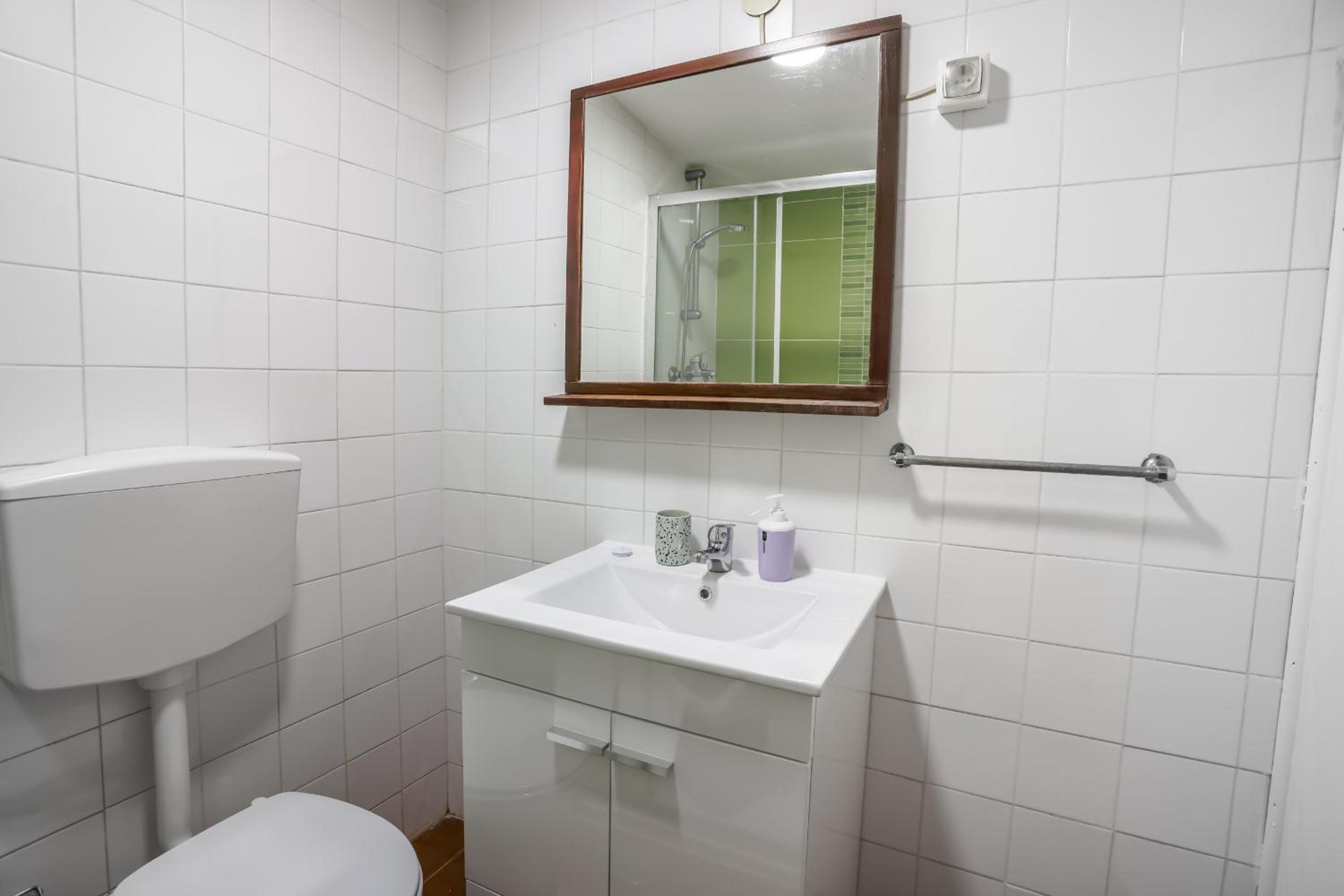 Cozy 3 Bedroom Apt in lively Bairro Alto view 4