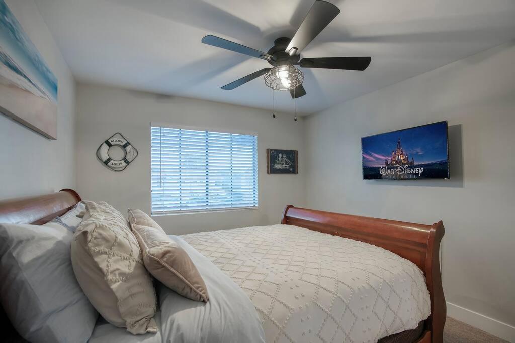 Mesa Oasis: 6 BR with Pool & Spacious Backyard view 4