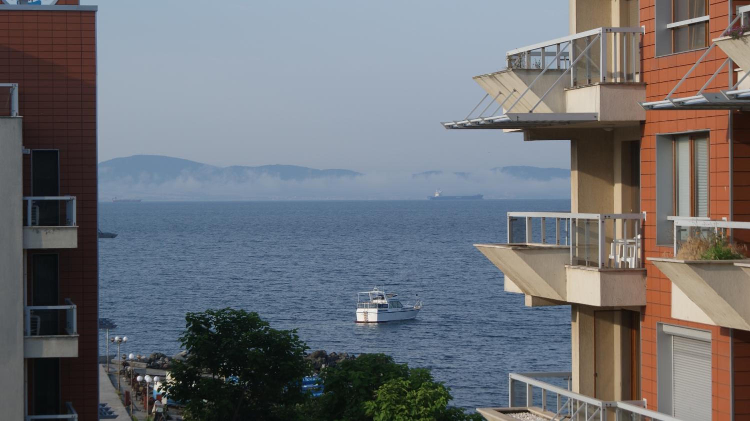 Cozy apartment with sea view and free parking