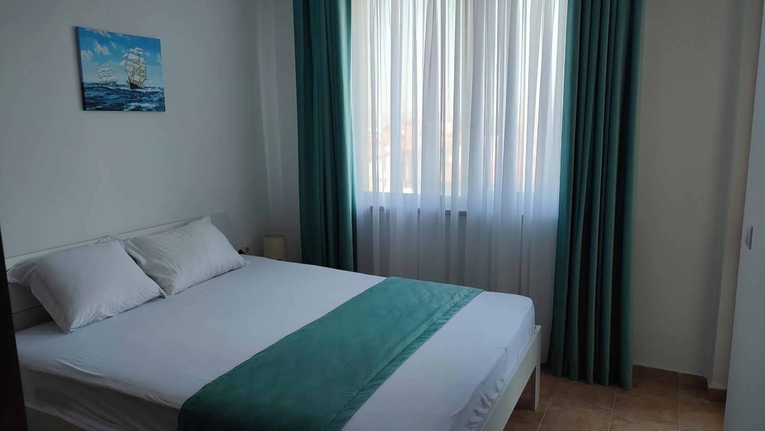 Cozy apartment with sea view and free parking
