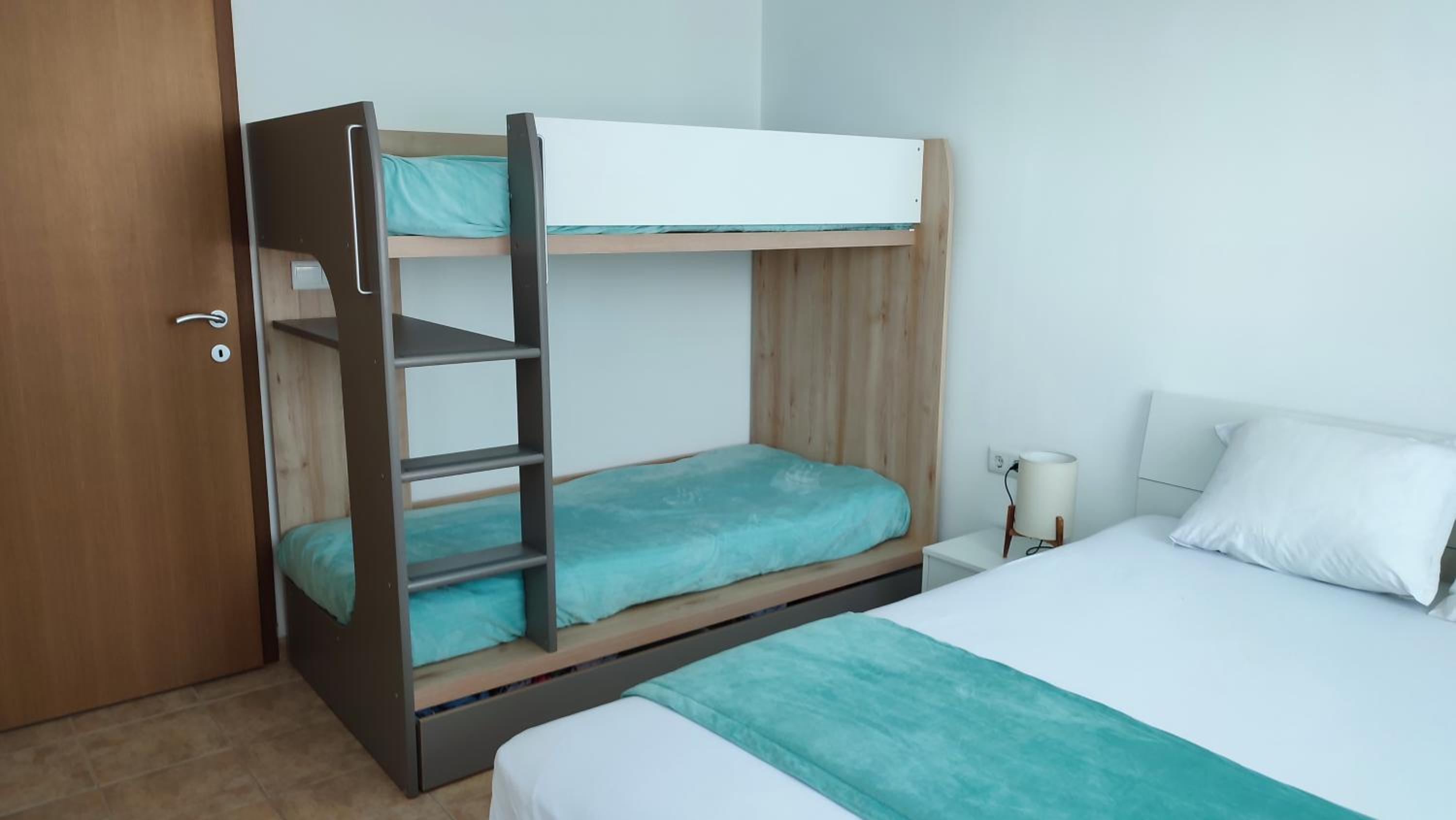 Cozy apartment with sea view and free parking