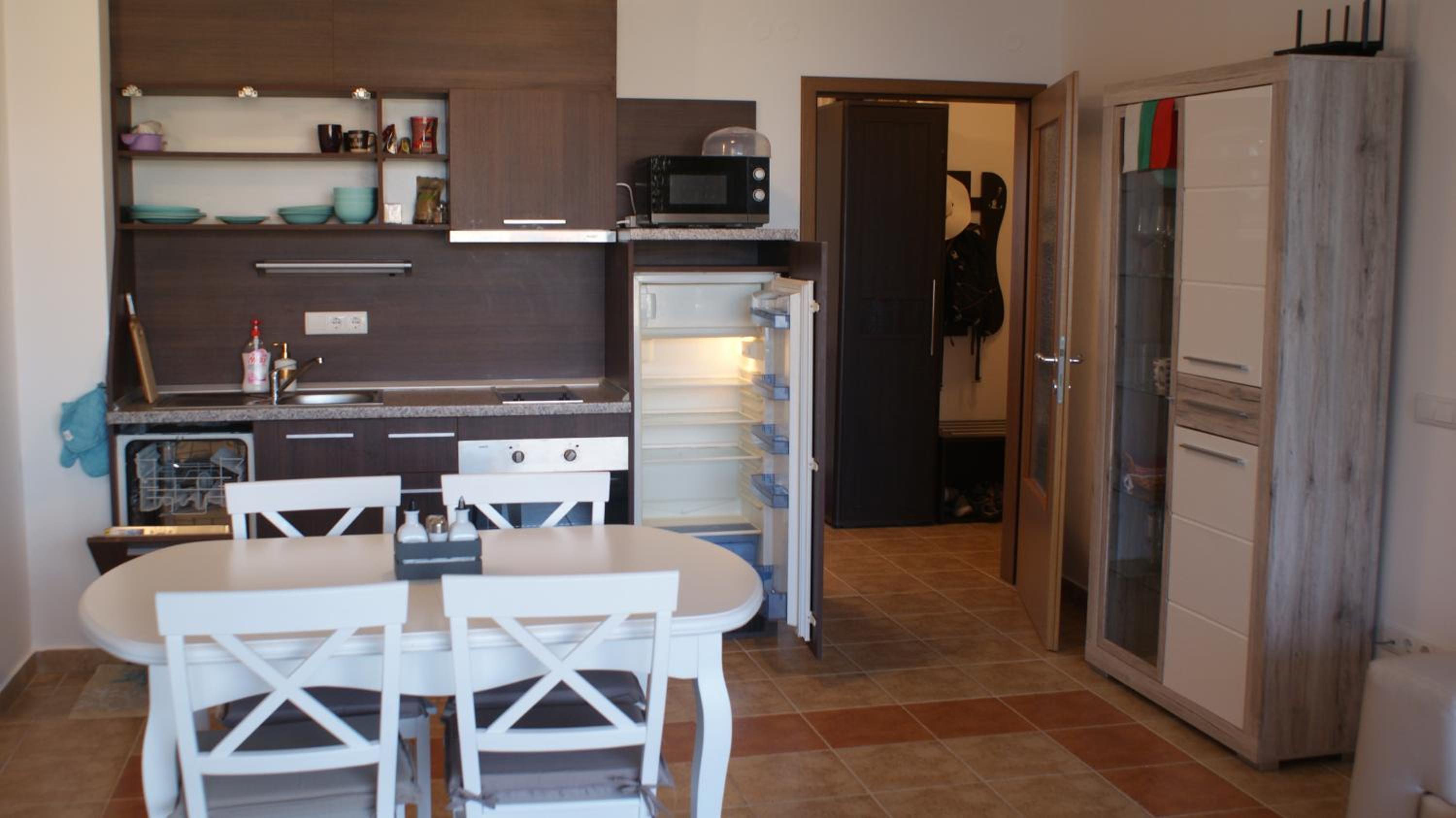 Cozy apartment with sea view and free parking