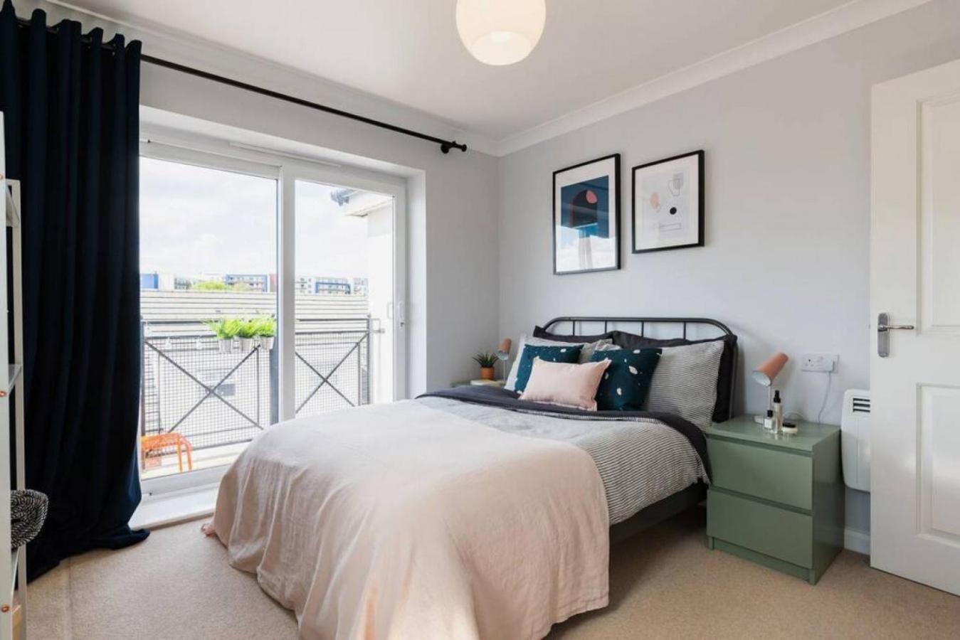 Stylish 2 Bed Flat near Station, Parking, Sleeps 6 view 3