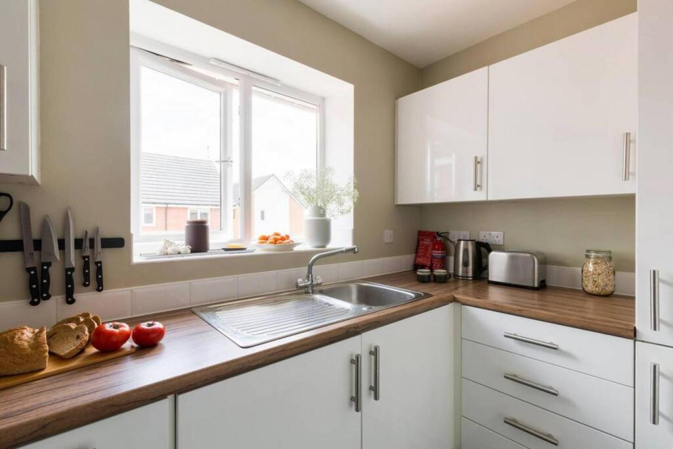 Stylish 2 Bed Flat near Station, Parking, Sleeps 6 view 4
