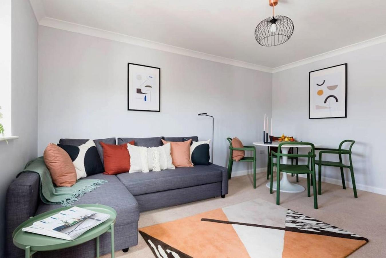 Stylish 2 Bed Flat near Station, Parking, Sleeps 6 view 2