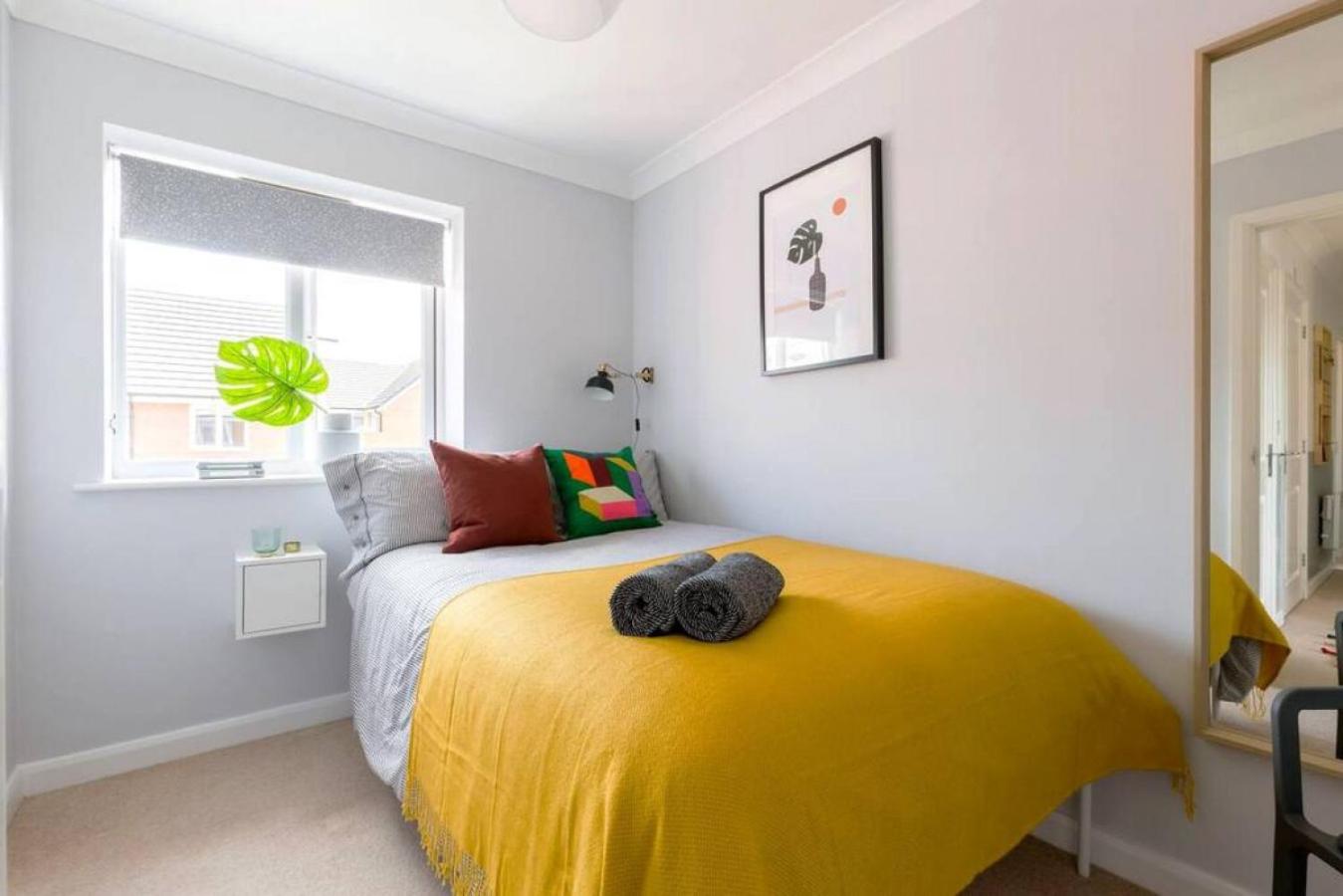 Stylish 2 Bed Flat near Station, Parking, Sleeps 6 view 5
