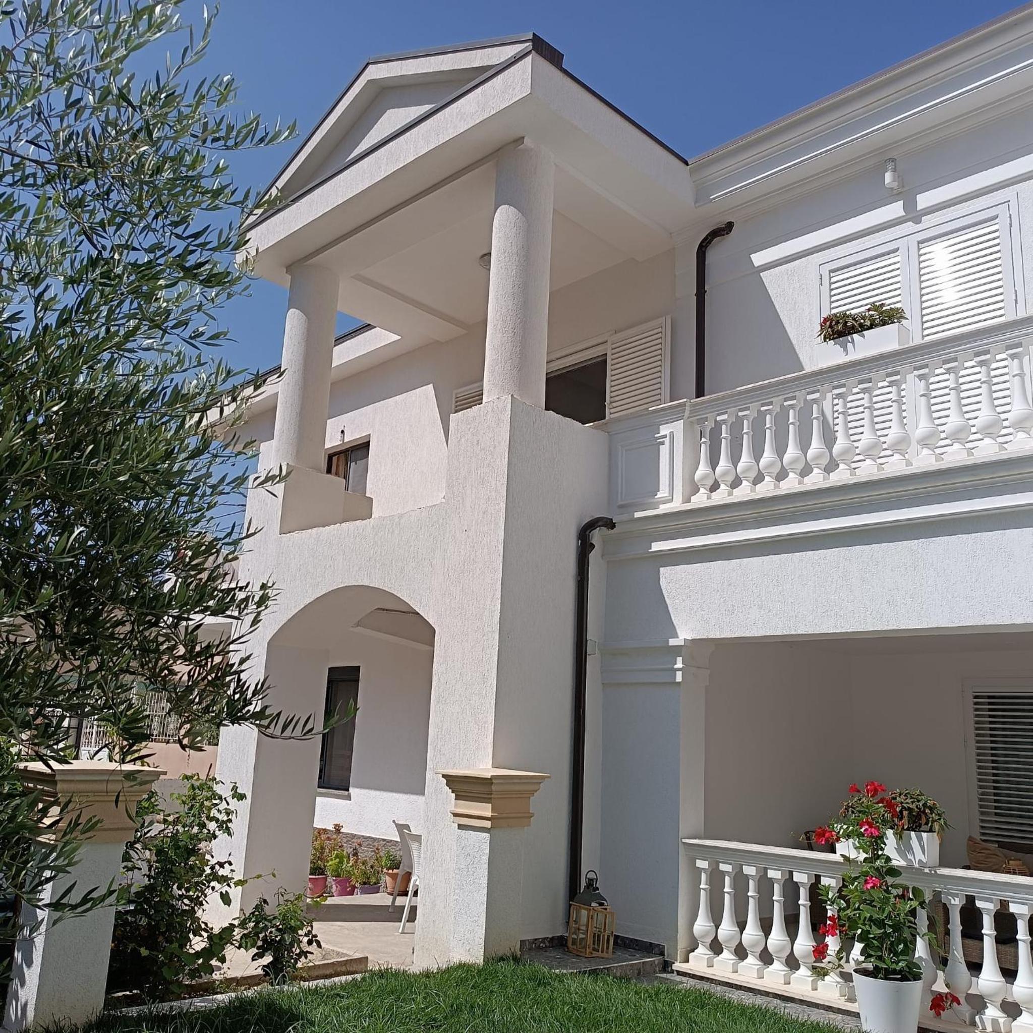 Villa Kurti
