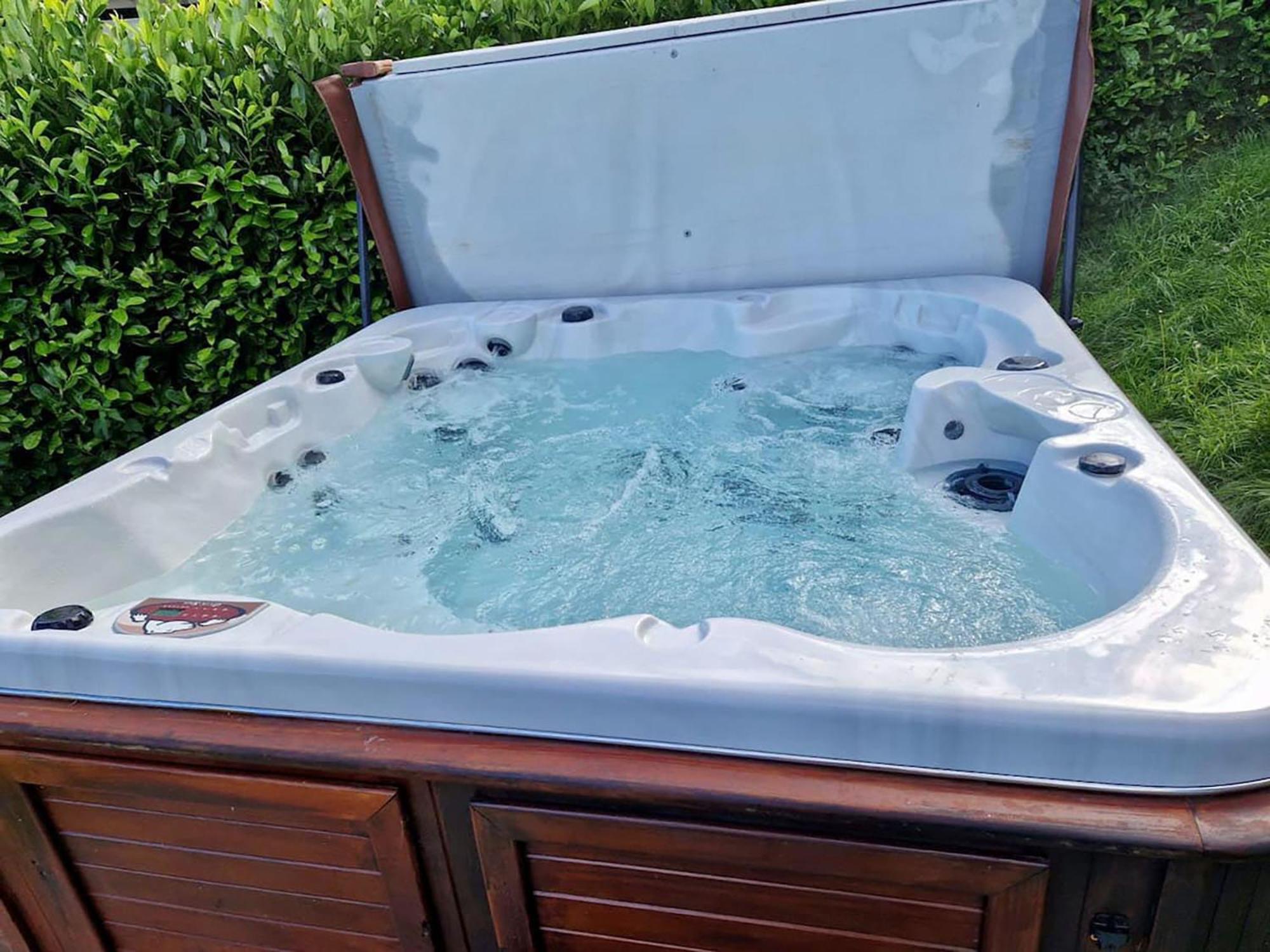 Torr Lodge- luxury log cabin with private hot tub!