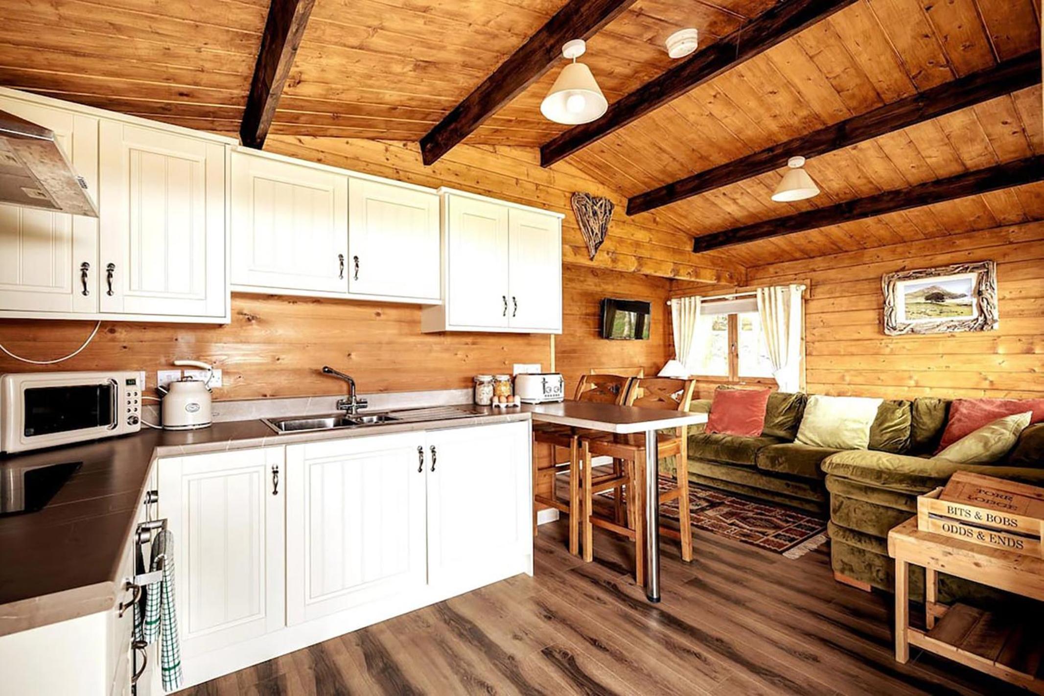 Torr Lodge- luxury log cabin with private hot tub!