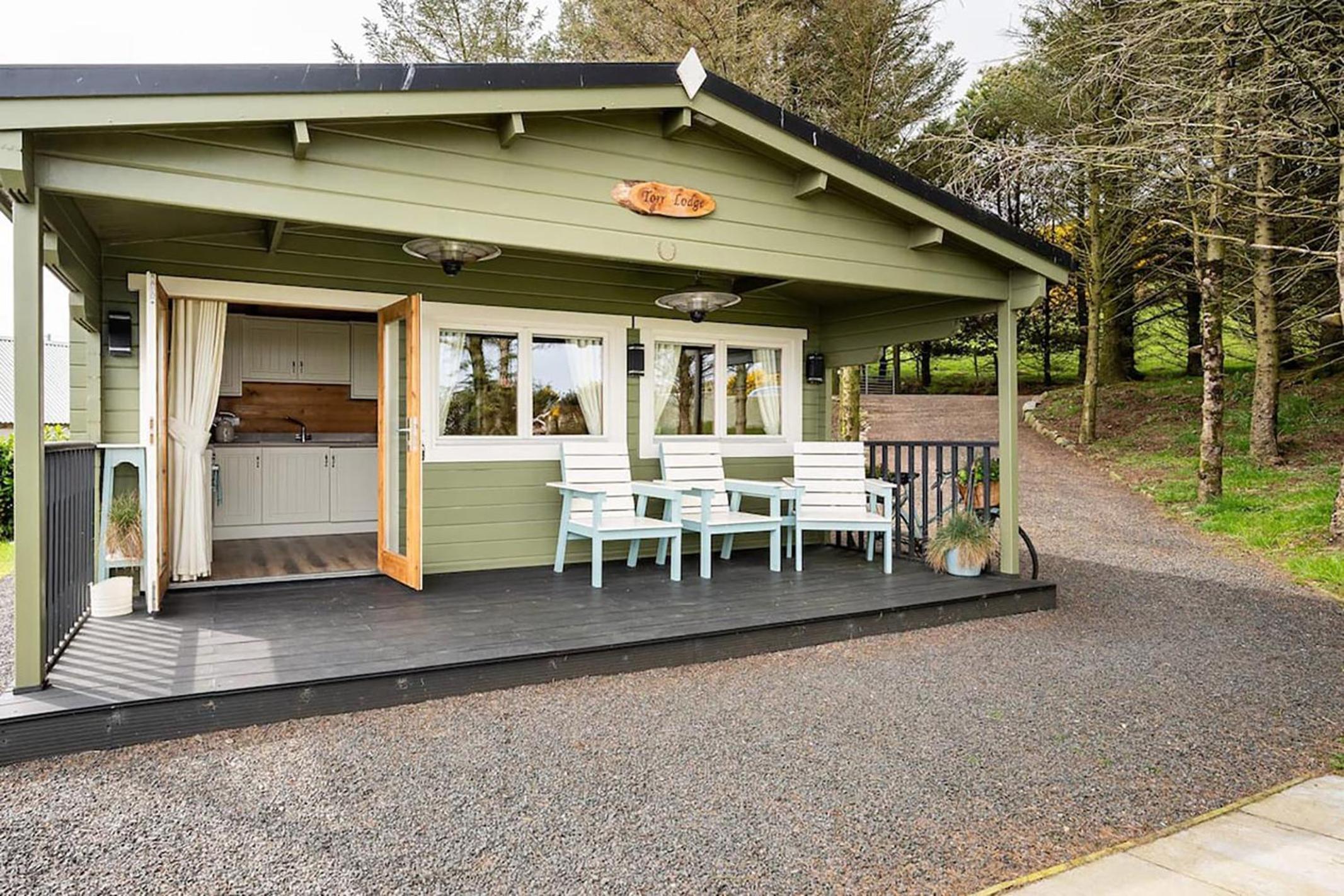 Torr Lodge- luxury log cabin with private hot tub!