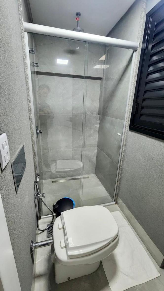 Estúdio com Quarto Privativo, TV e Cama Super King